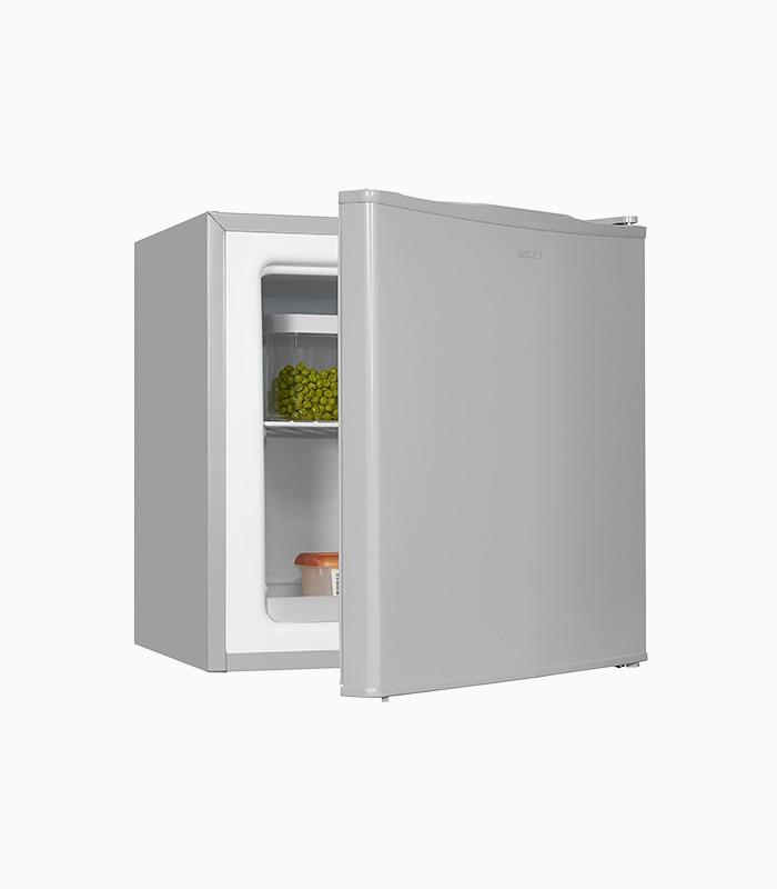Ein kleiner, grauer Kühlschrank mit teilweise geöffneter Tür, Regalen und Inhalt.