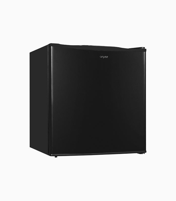 Ein schwarzer Mini-Kühlschrank auf weißem Hintergrund, mit dem Markennamen 'EXQUISIT' auf der Tür.