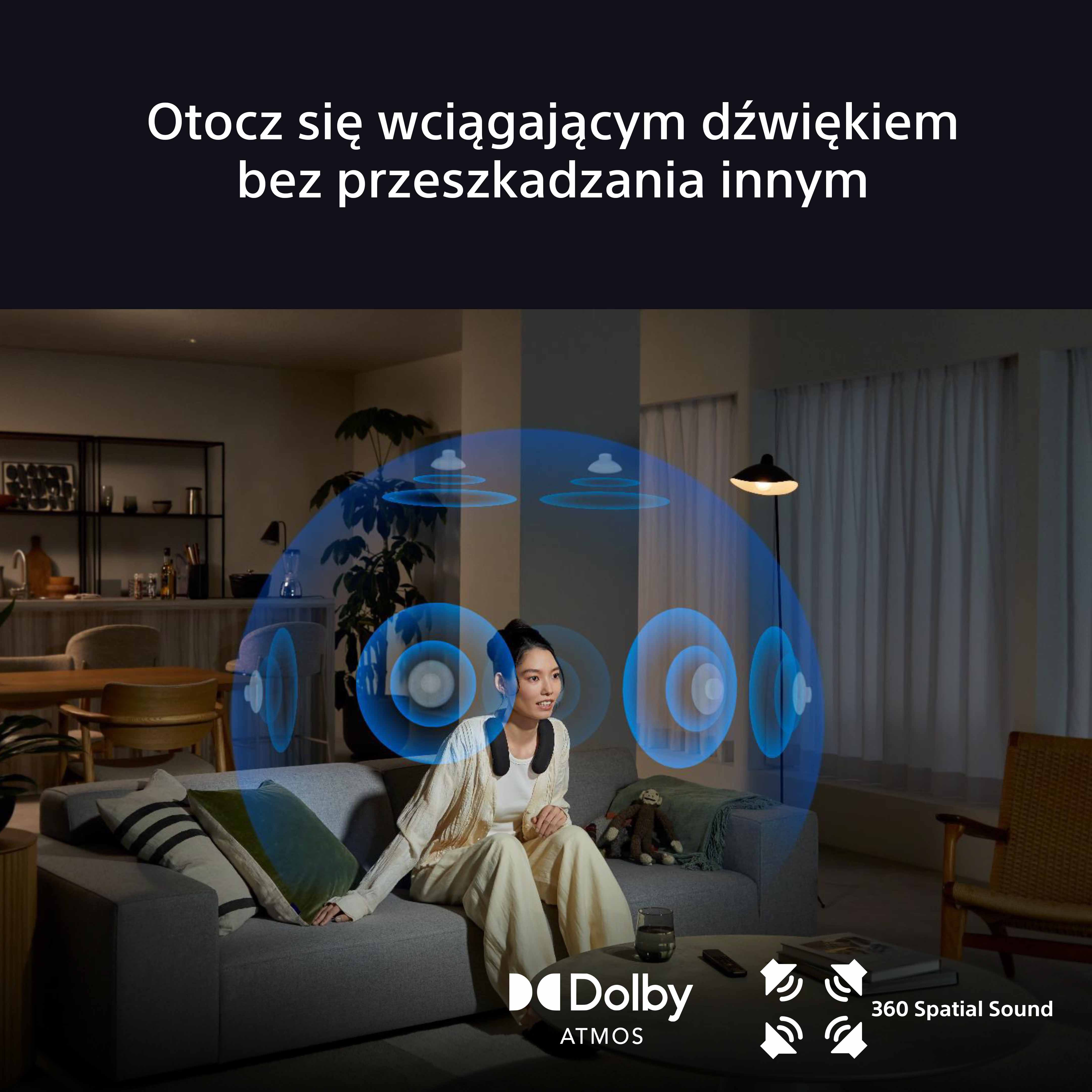 Kobieta siedzi na kanapie, otoczona falami dźwiękowymi, z logo Dolby Atmos.