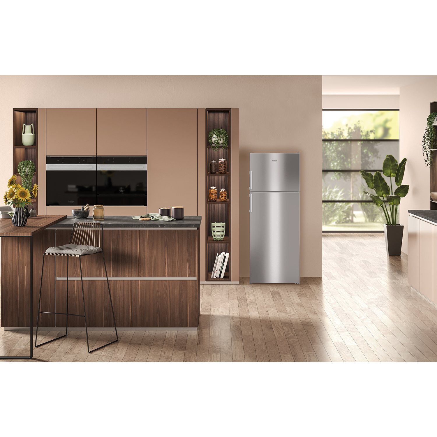 Interno cucina moderno con frigorifero in acciaio inox e bar.