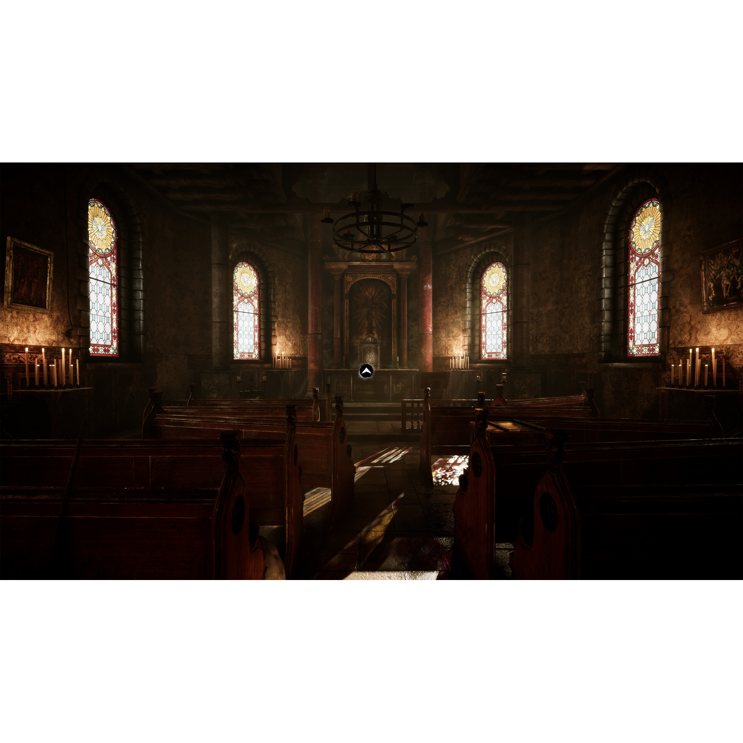 Interieur van een kerk met kerkbanken en glas-in-loodramen. Donker en leeg.