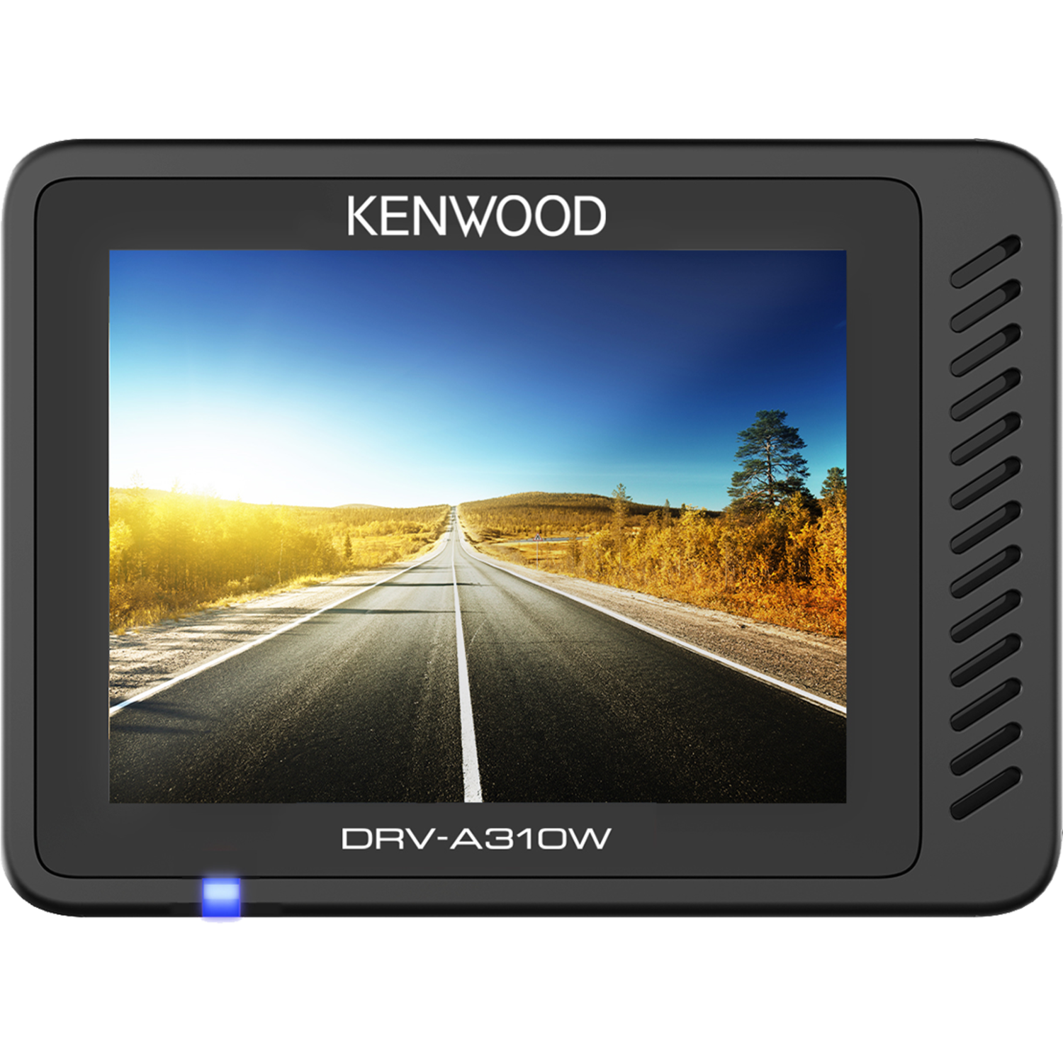 Kenwood dashcam toont een wegscène. Blauwe lucht, weg met witte lijnen en geel gras.
