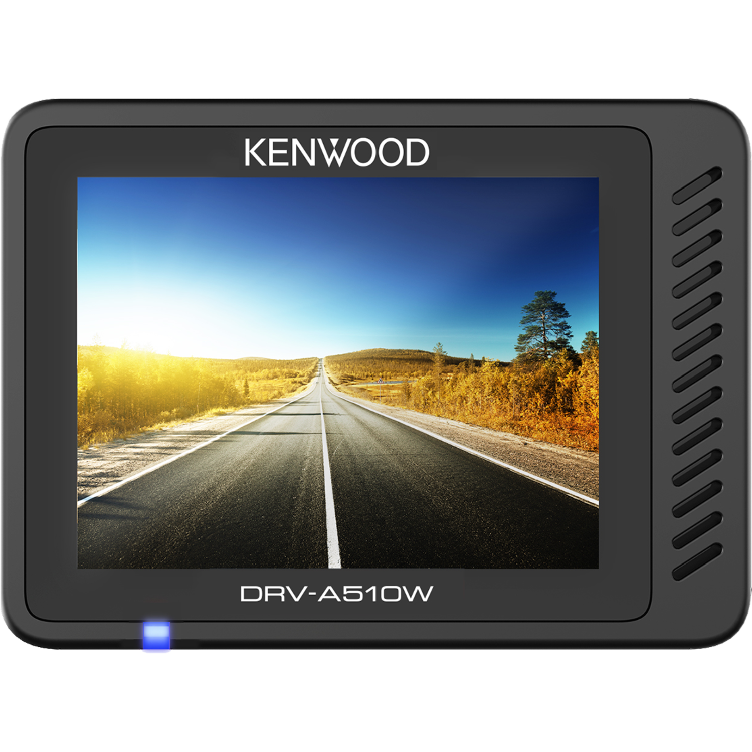 Kenwood dashcam, met een weg met blauwe lucht en bomen.