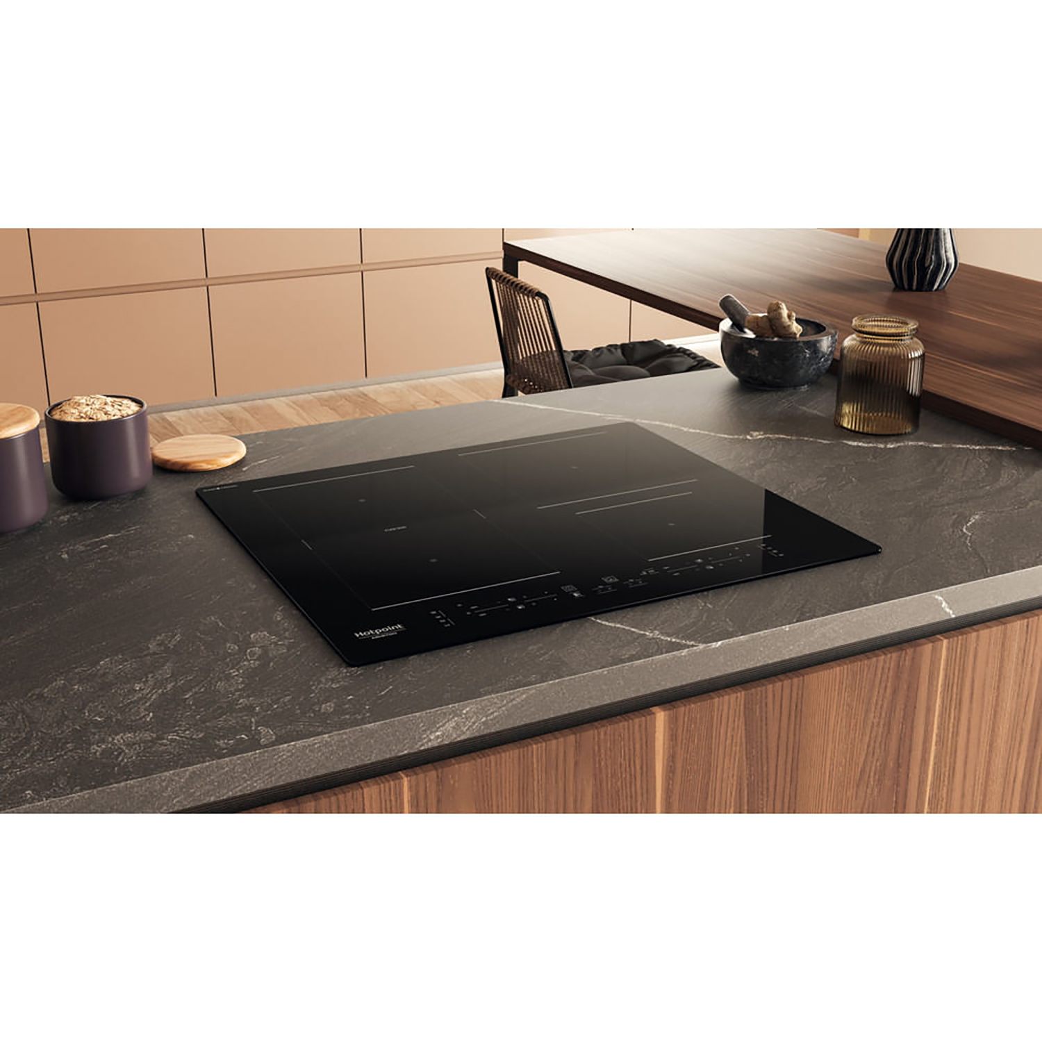 Piano cottura a induzione nero Hotpoint su piano cucina.