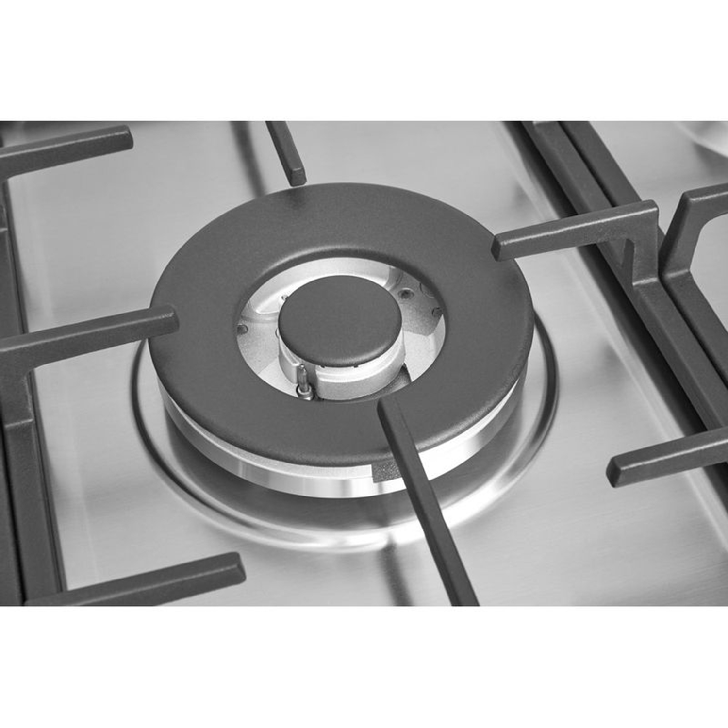 Primo piano del bruciatore del piano cottura a gas in acciaio inox con cappuccio nero e bracci di supporto.