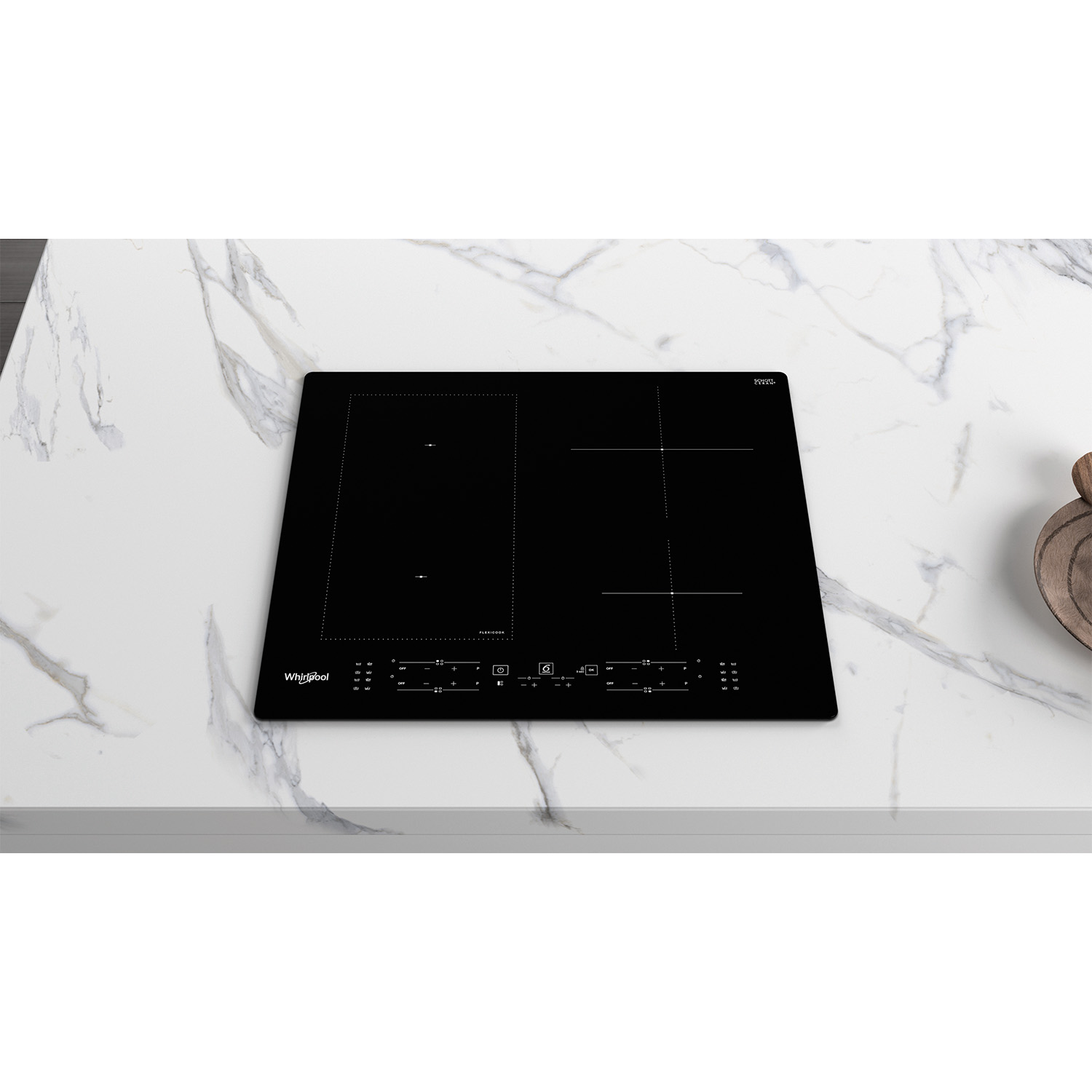 Piano cottura a induzione nero su un piano di lavoro in marmo bianco. Quattro zone cottura con simboli più bianchi.