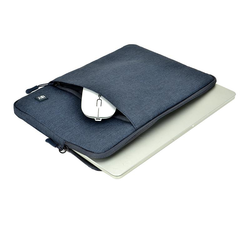 Eine blaue Laptoptasche mit Laptop und weißer Maus.