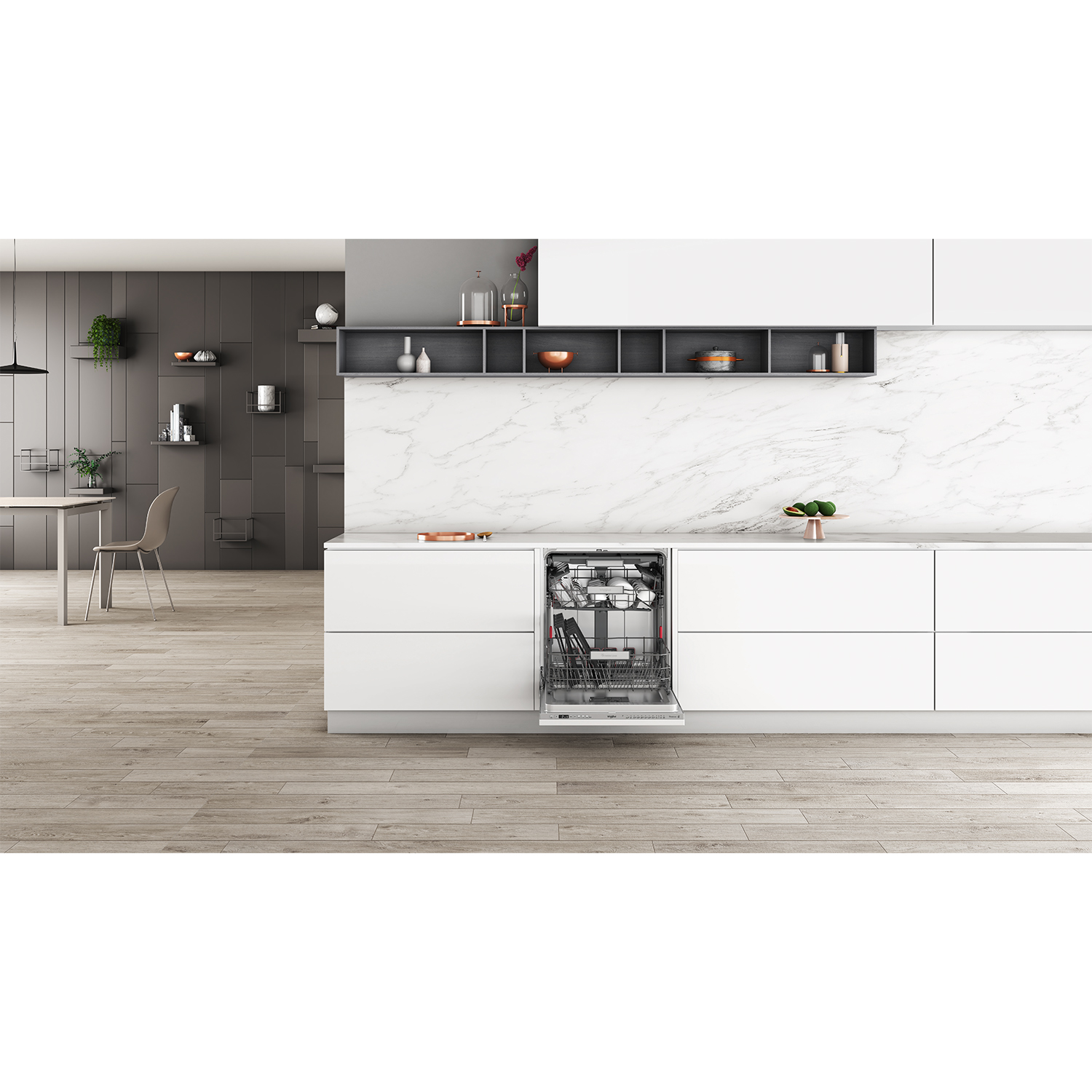 Cucina moderna con lavastoviglie bianca aperta, che mostra i ripiani interni.