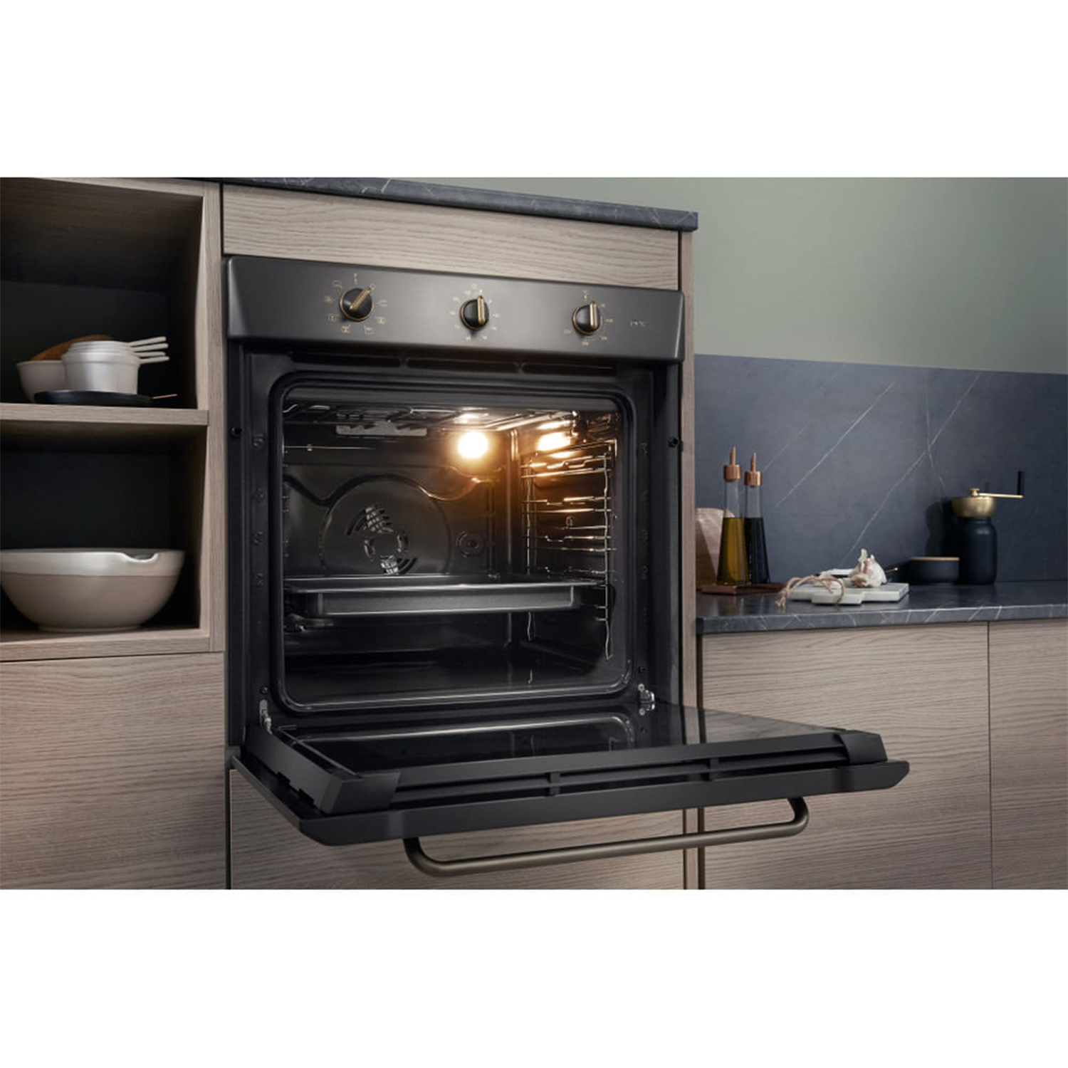 Forno con porta aperta. Interno illuminato, con vassoio all'interno. Mobili in legno ai lati.