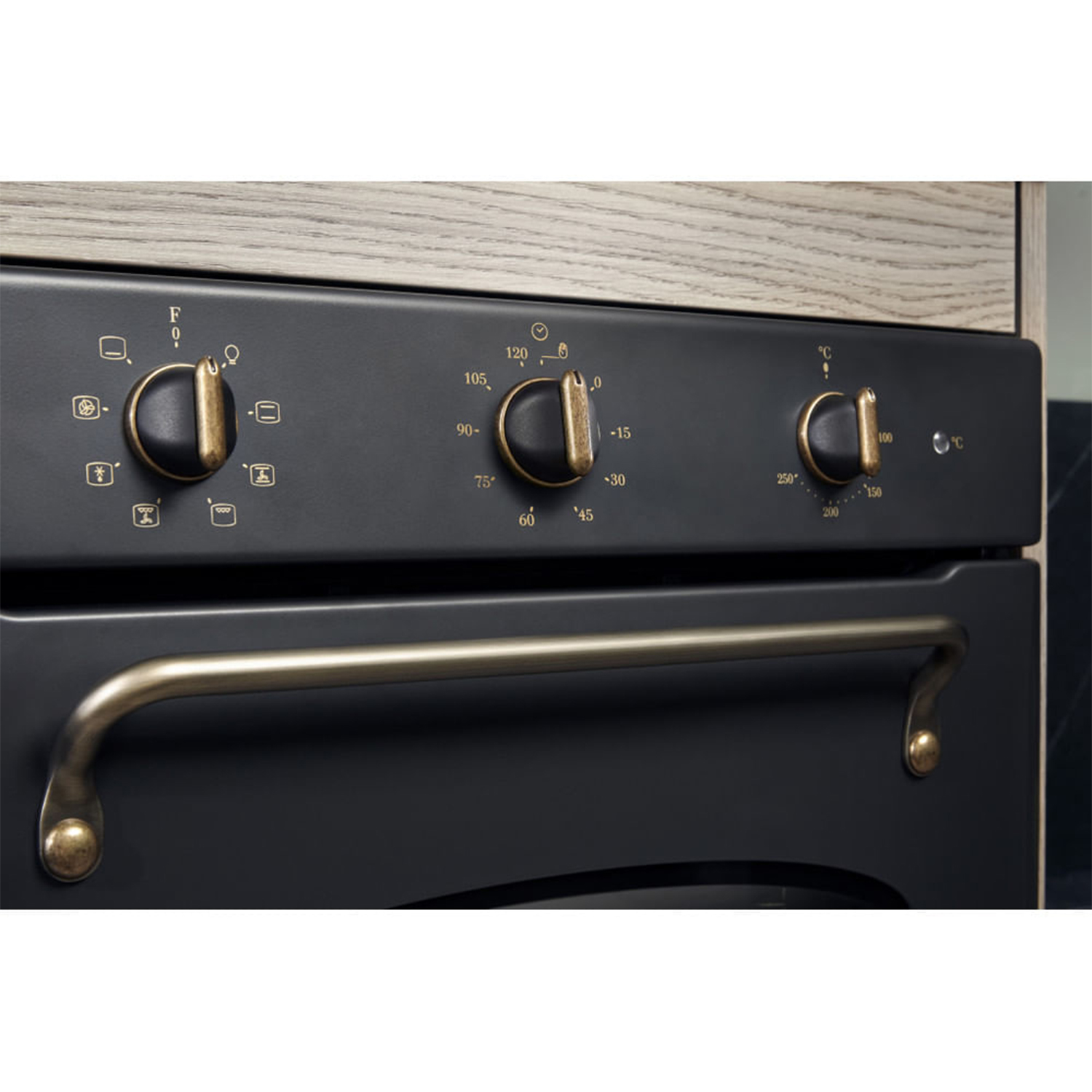 Primo piano del pannello di controllo del forno con manopole e indicatori.