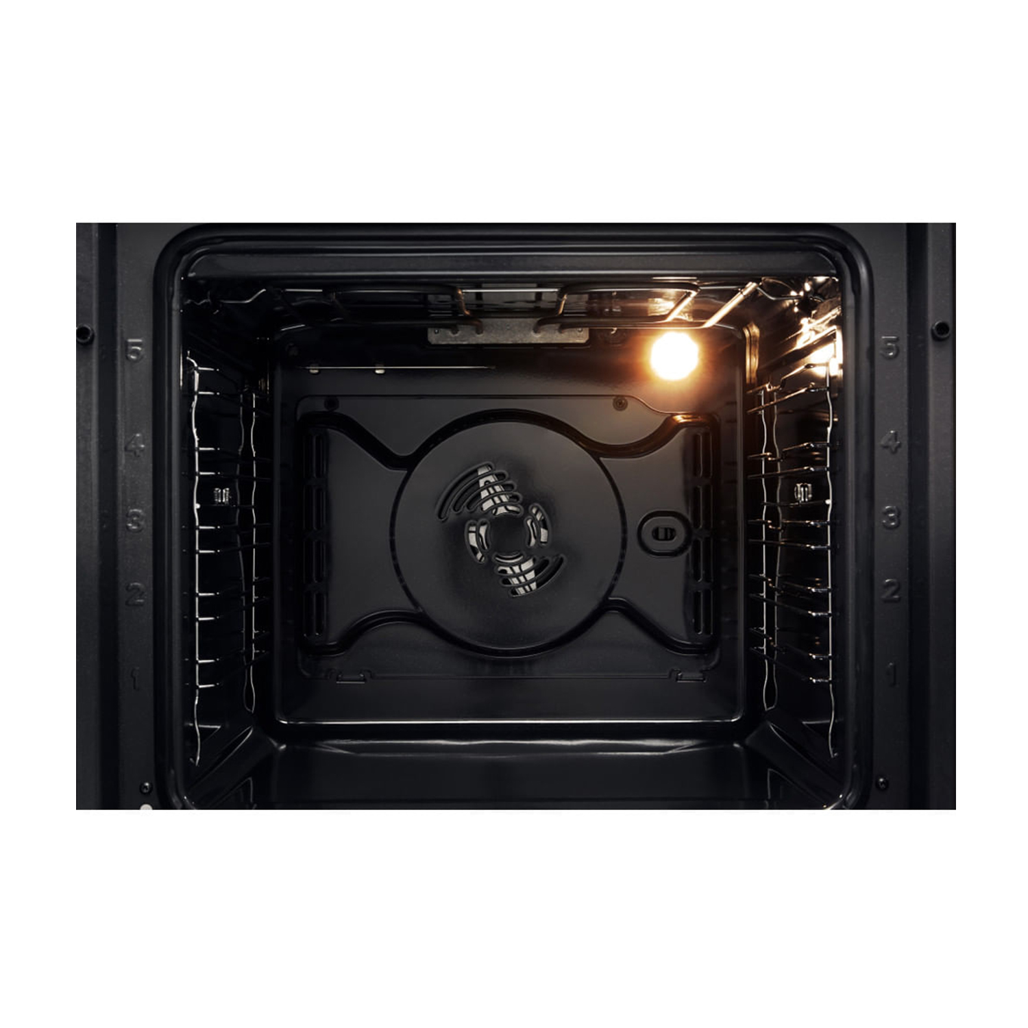 L'interno di un forno nero, con griglie e una piccola luce brillante in alto.