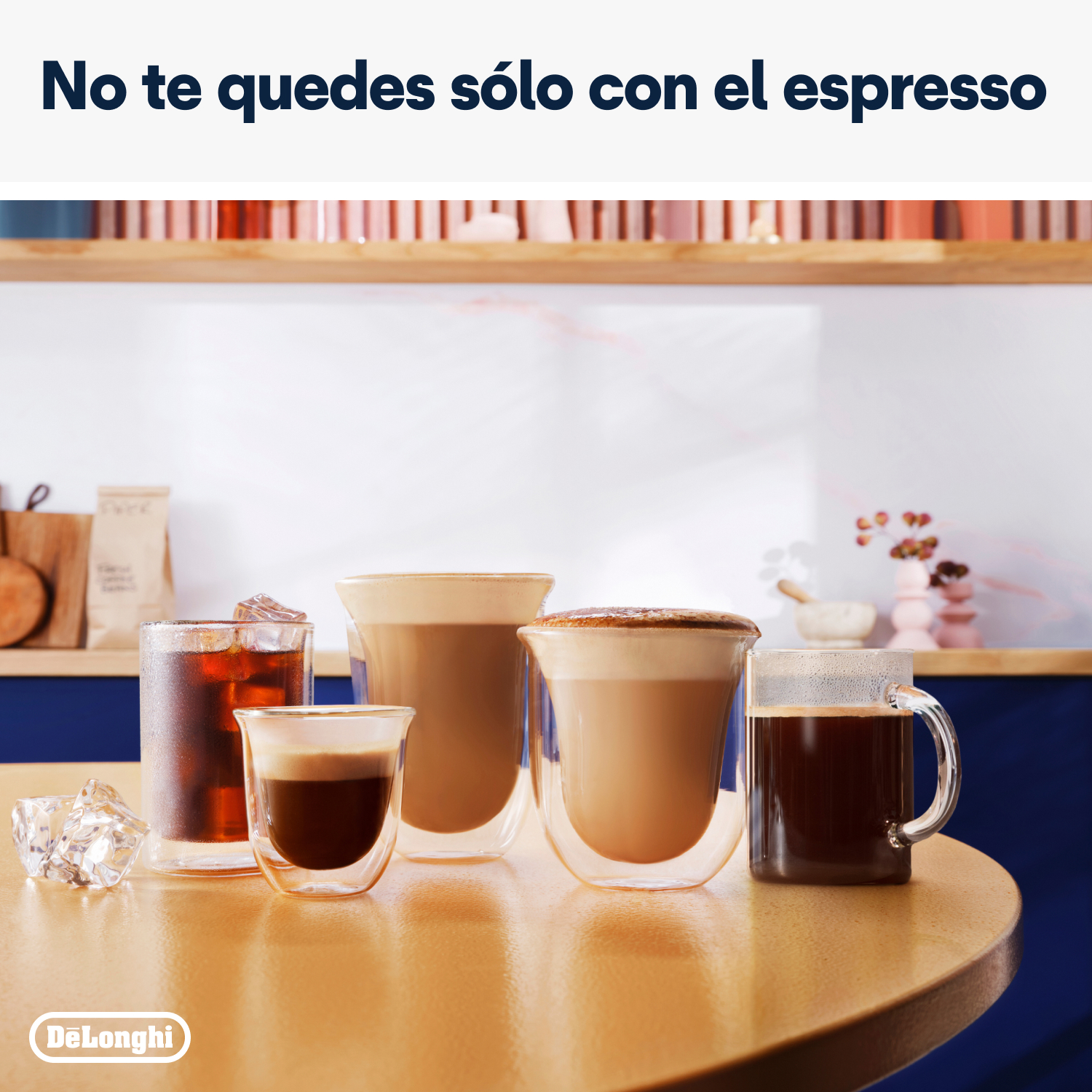 Variedad de bebidas de café en una mesa de madera. Fondo con mostrador y un letrero.