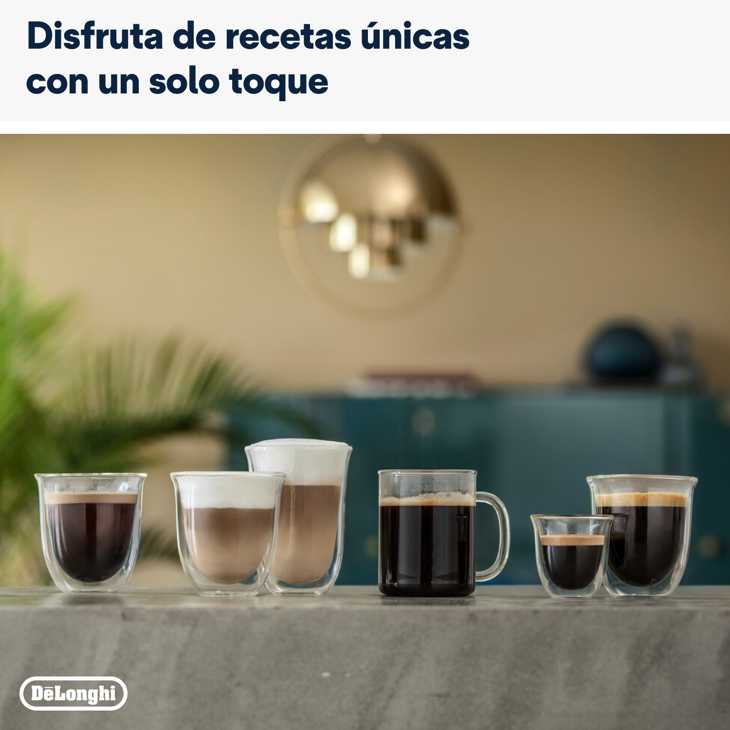 Varias tazas y vasos de café en un mostrador, con el texto "Disfruta de recetas únicas con un solo toque".