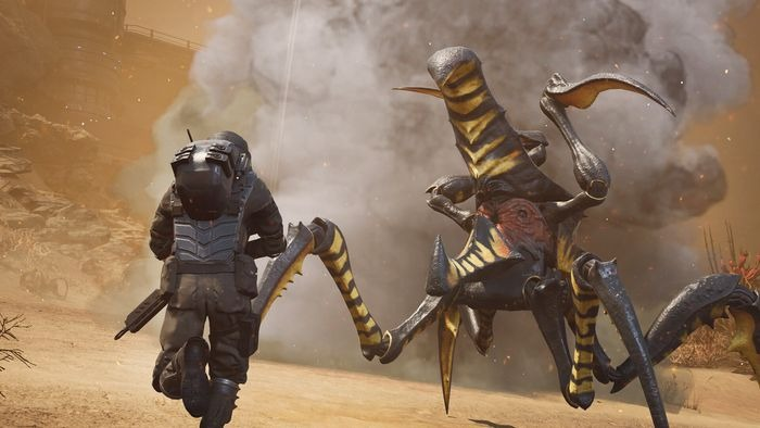 Sci-fi scène: Astronaut rent weg van gigantisch insectachtig wezen in een woestijnomgeving.