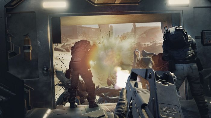 Eerste-persoonsweergave van een videogame-scène. Soldaten in een gevecht met explosies en geweervuur.