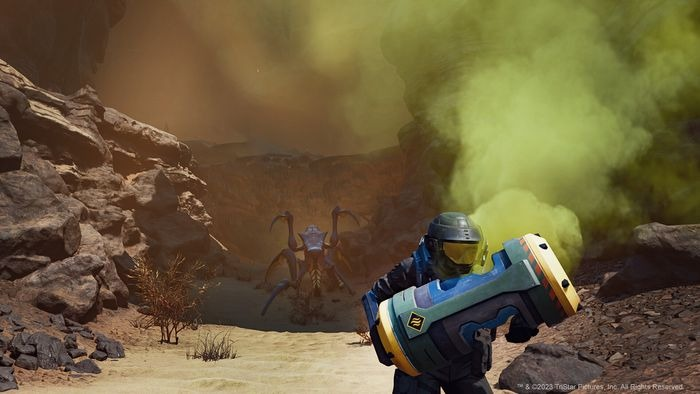 Game scène met een soldaat die met een groot wapen richt, een monster en een gele wolk in een woestijn.
