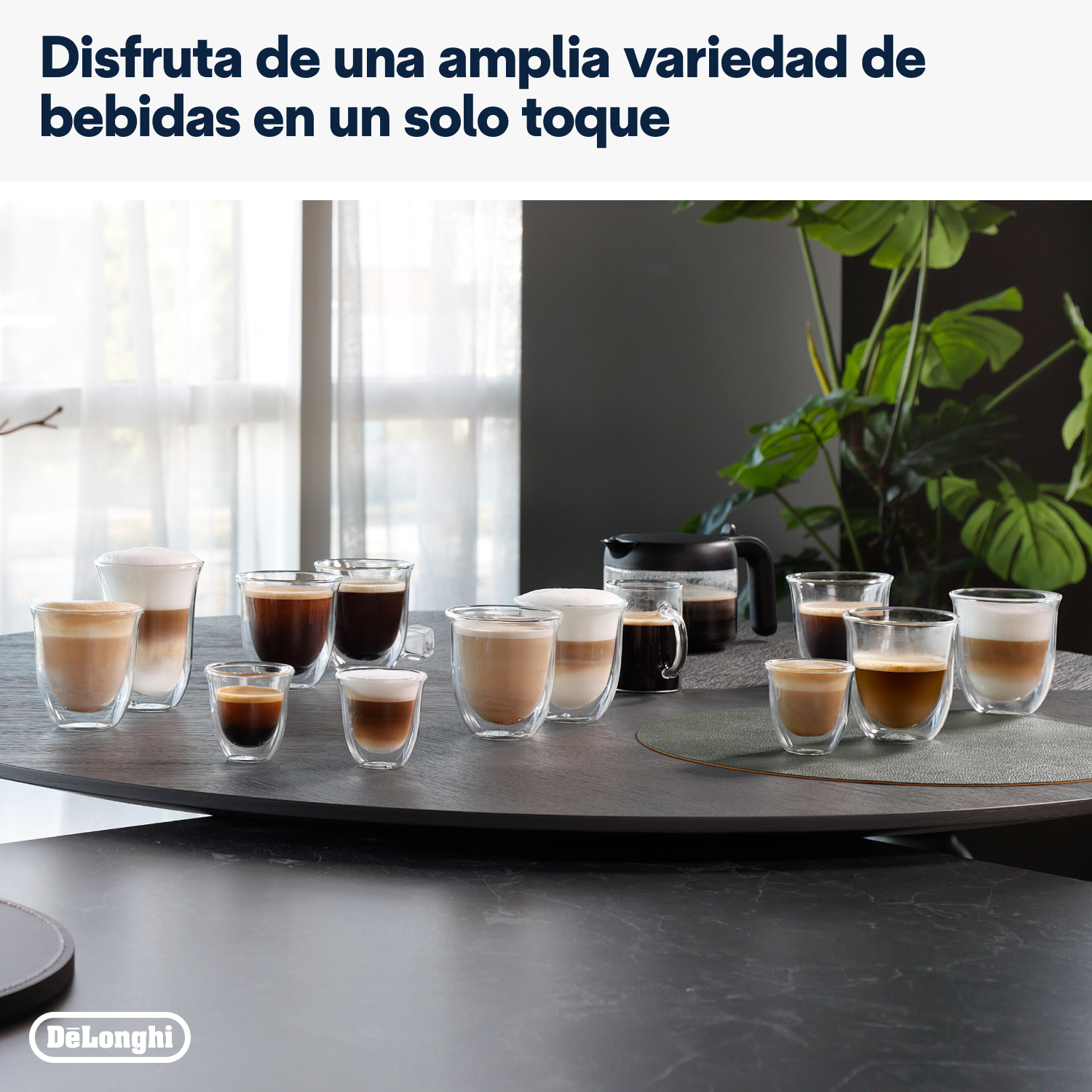 Variedad de cafés en vasos de vidrio sobre una mesa con fondo verde borroso.