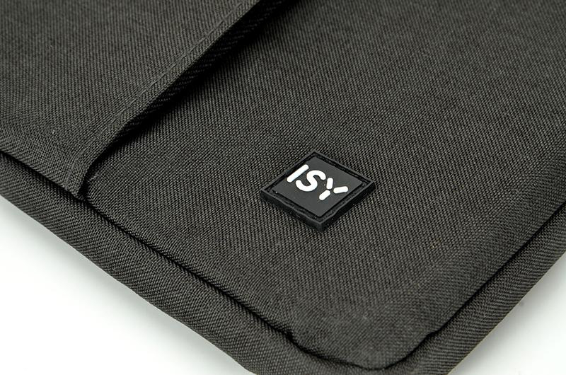 Nahaufnahme eines schwarzen Stoffbeutels mit einem ISY-Logo darauf.
