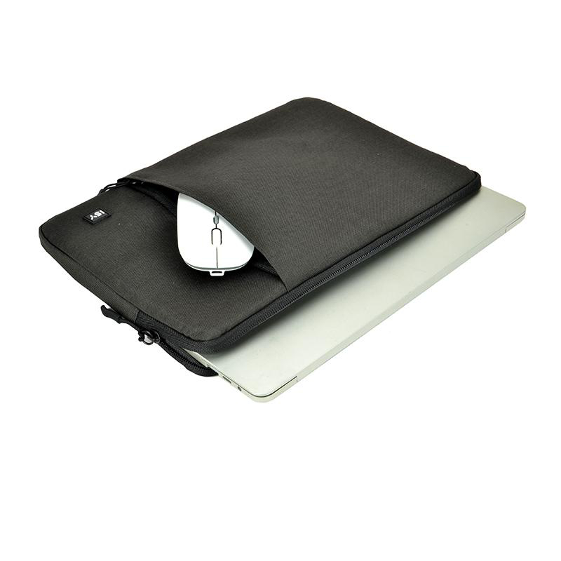 Schwarze Laptop-Hülle mit Maus darin. Ein Laptop ist teilweise unter der Hülle sichtbar.
