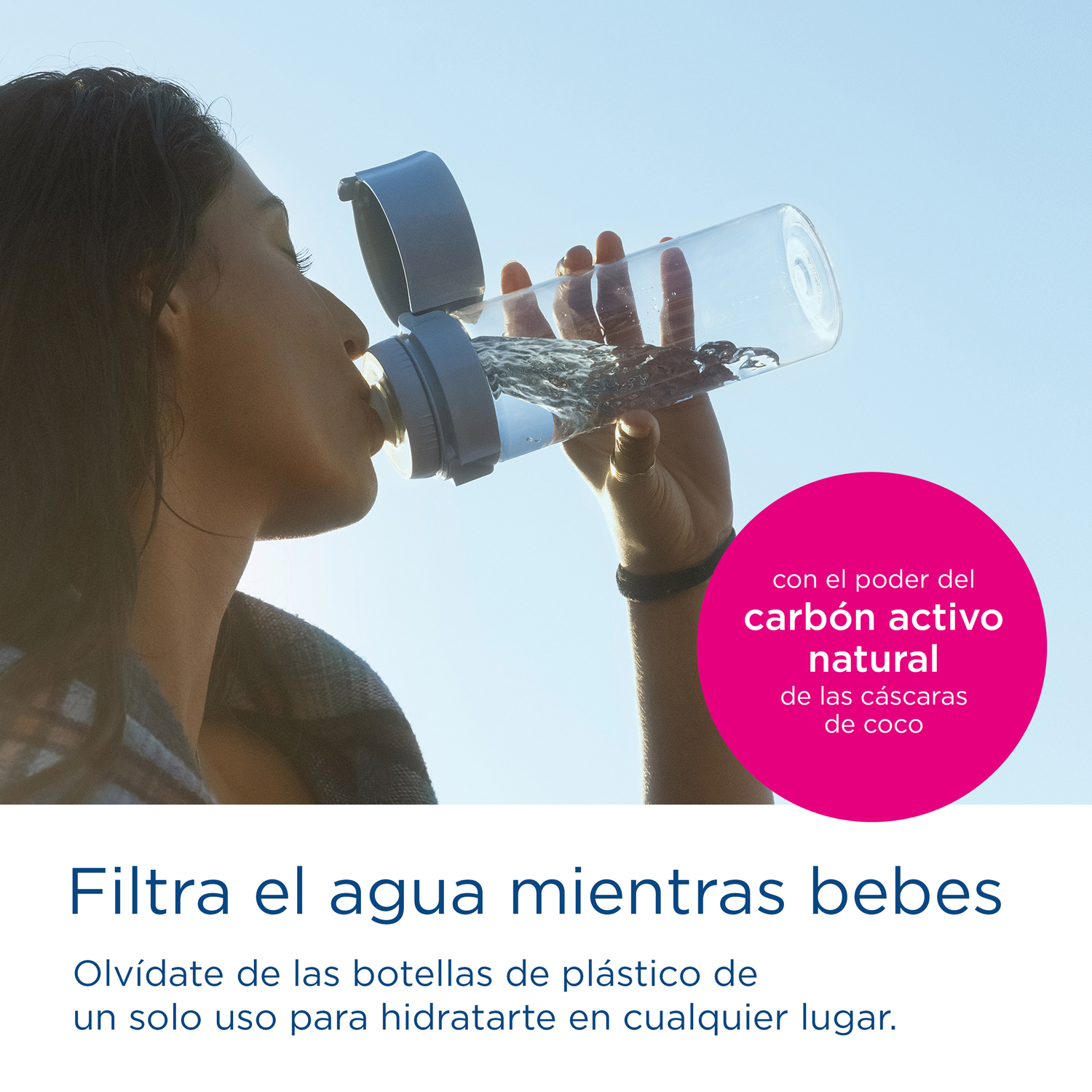 Una mujer bebiendo agua de una botella transparente. Texto: "Filtra el agua mientras bebes."