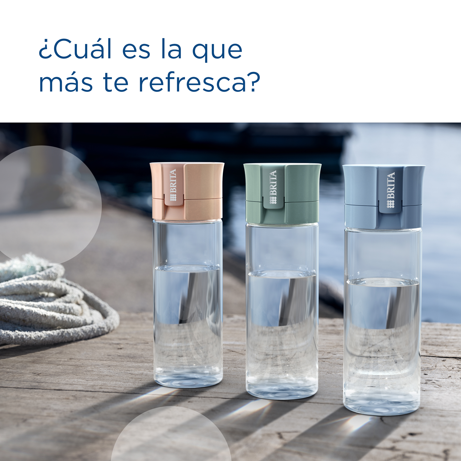 Tres botellas de agua con tapas de colores sobre madera.