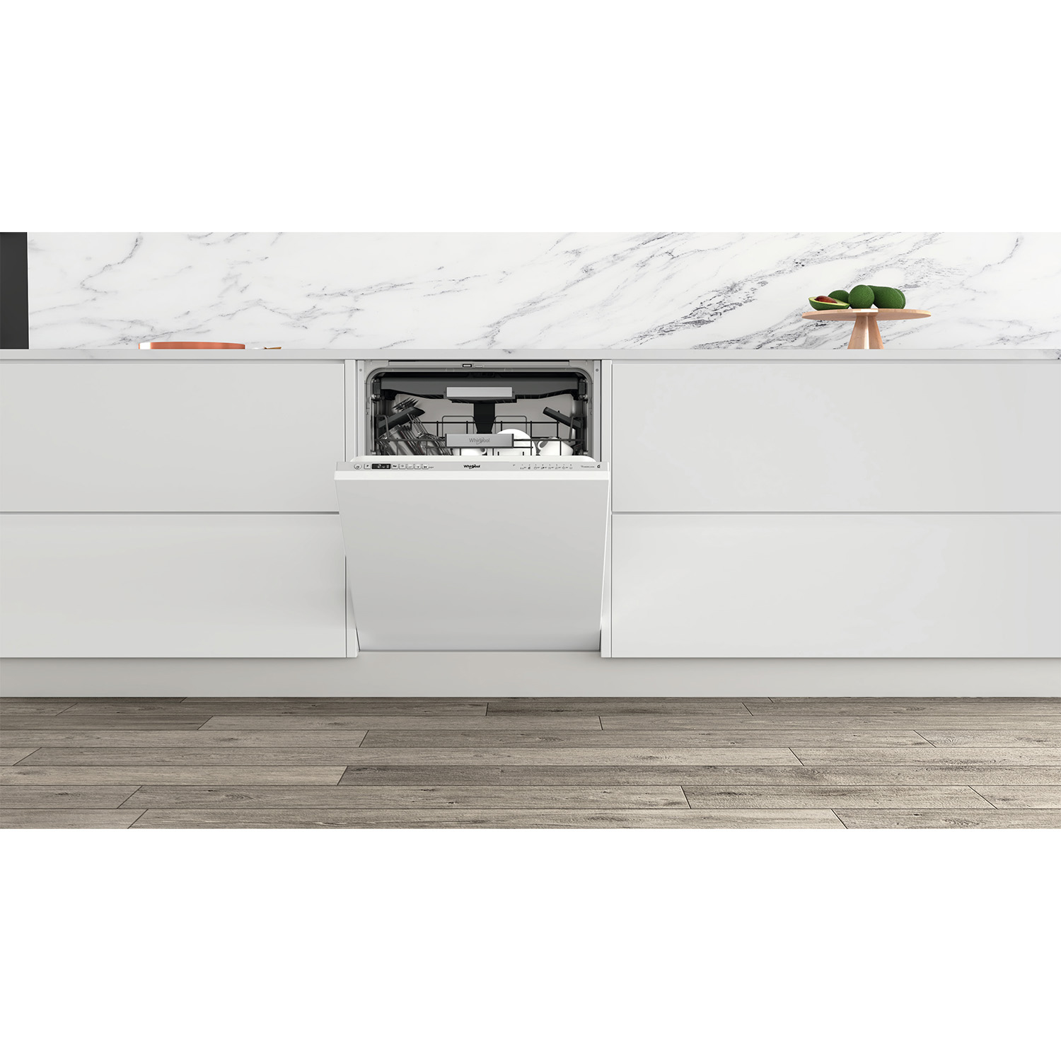 Pensili bianchi con lavastoviglie e alzatina in marmo. Pavimento in legno.