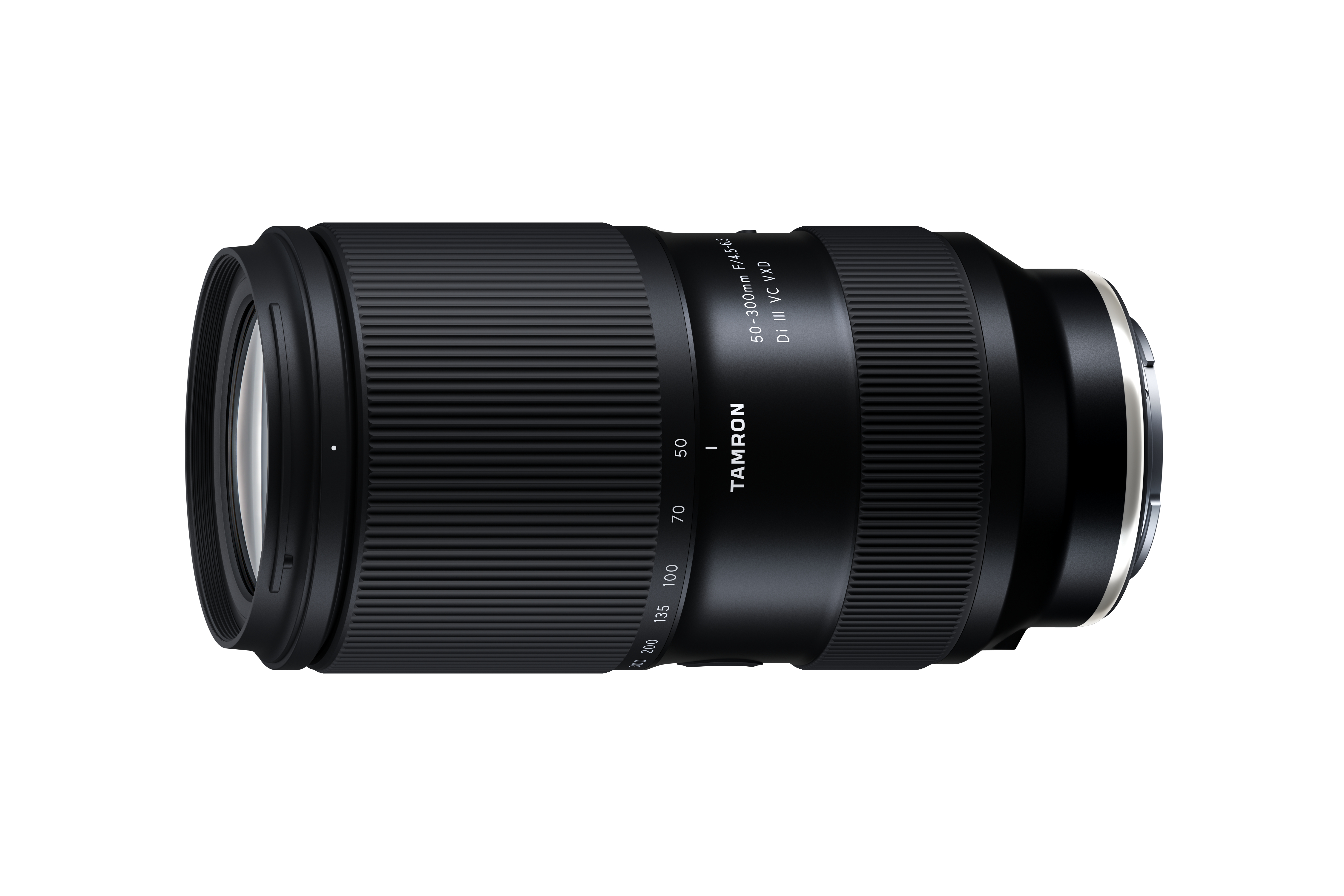 Ein schwarzes Tamron-Zoomobjektiv mit weißem Text, horizontal vor weißem Hintergrund gesehen.