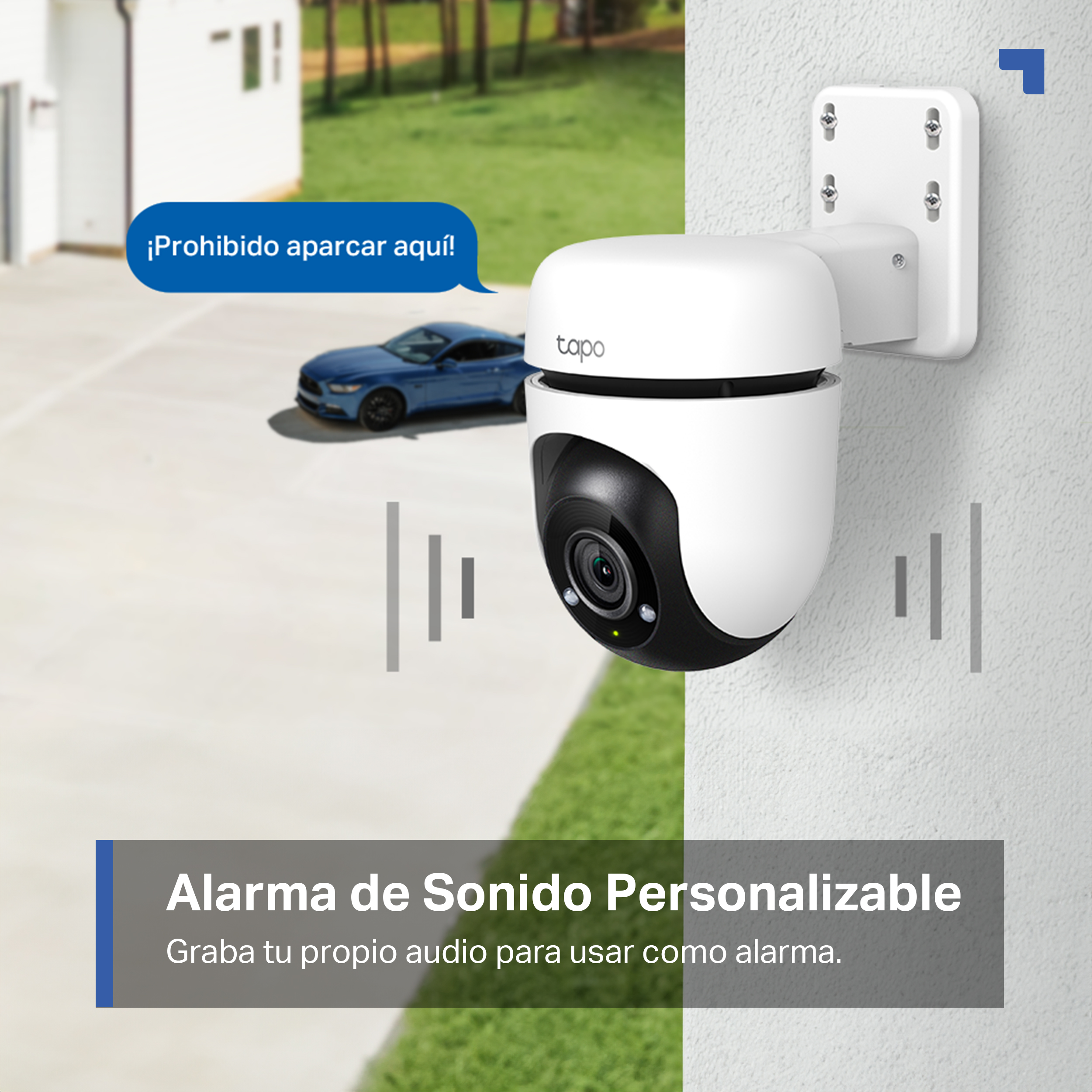 Cámara de seguridad en una pared con un coche azul al fondo y una burbuja de texto.