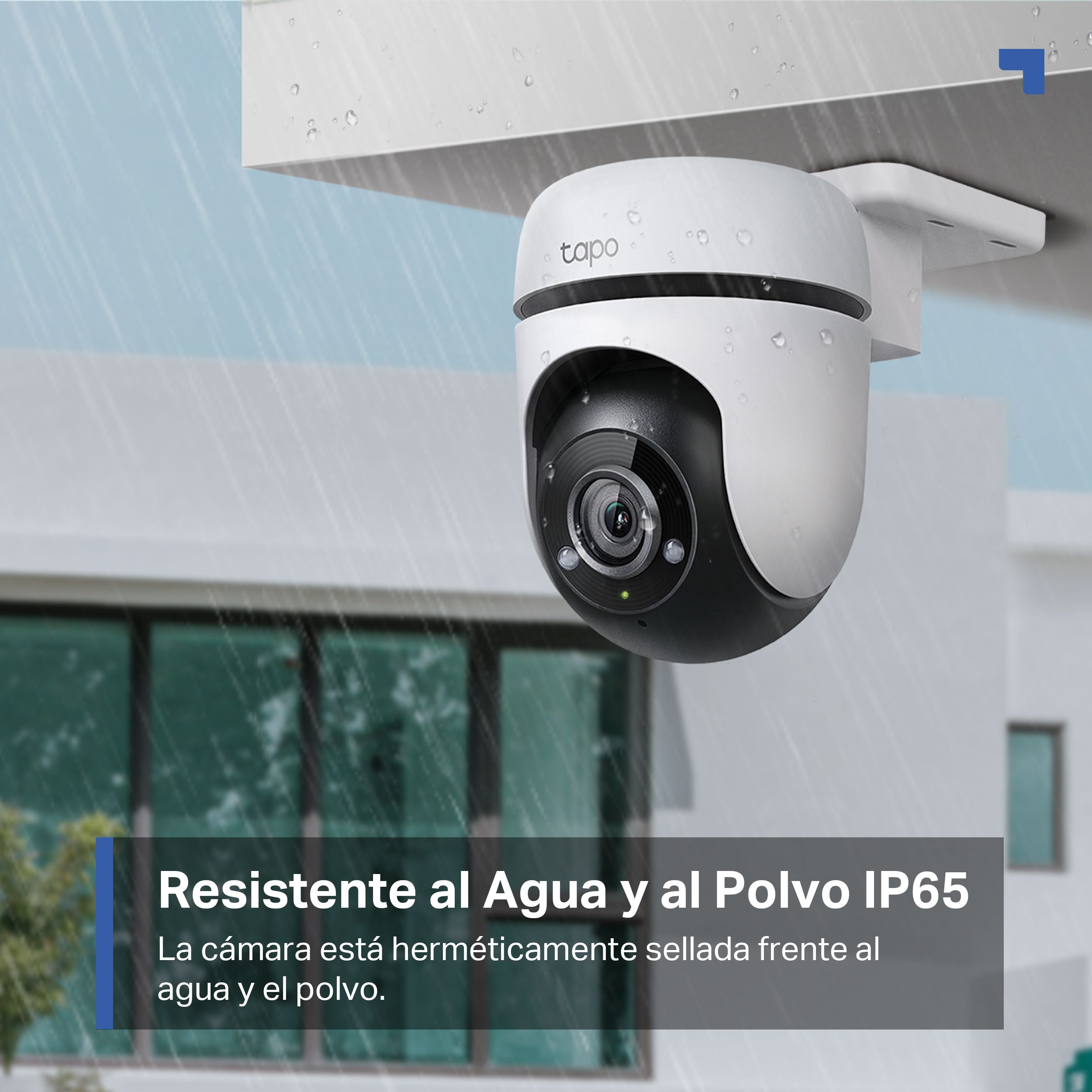 Cámara de seguridad blanca y negra montada al aire libre, con lluvia y texto en español.