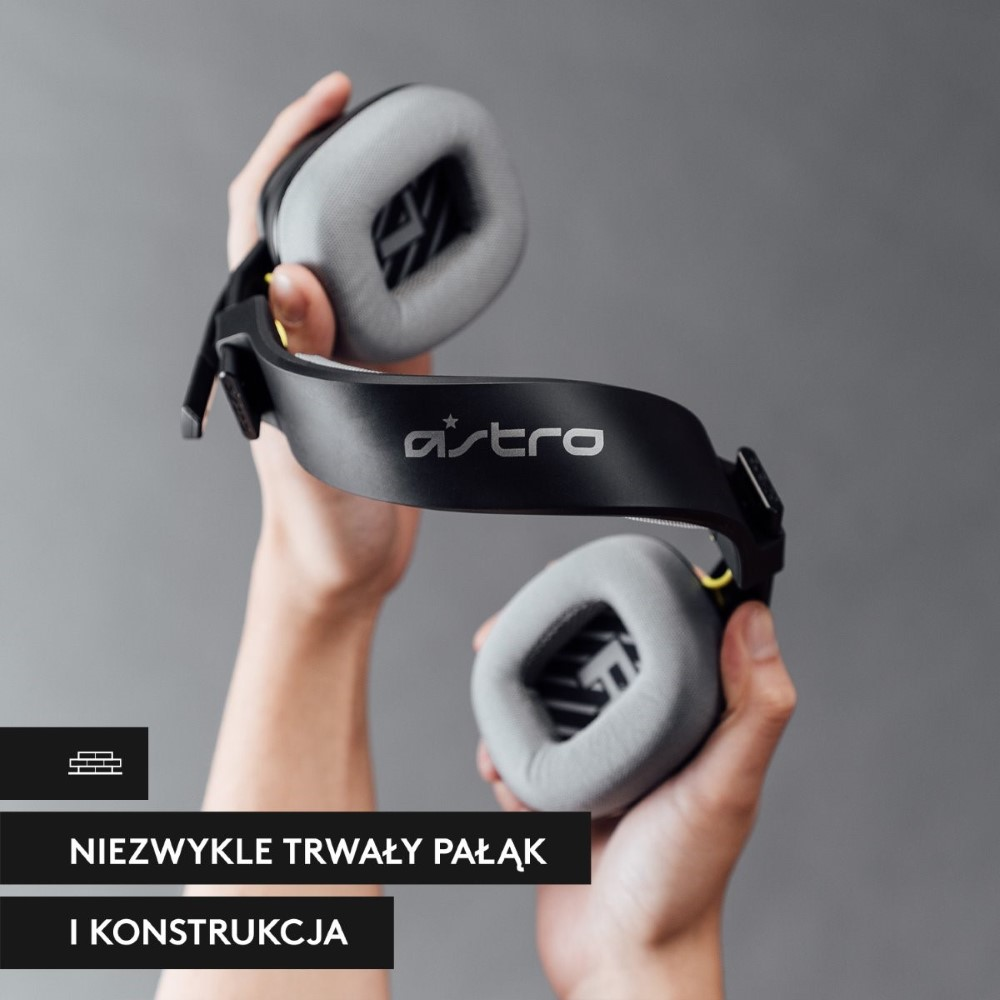 Czarne słuchawki do gier Astro trzymane przez dłonie, widoczna opaska.