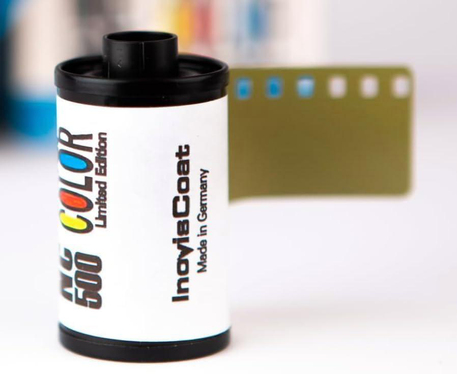 Eine Filmrolle mit dem Text: AGFA Color 500, und ein Streifen entwickelten Films ist sichtbar.