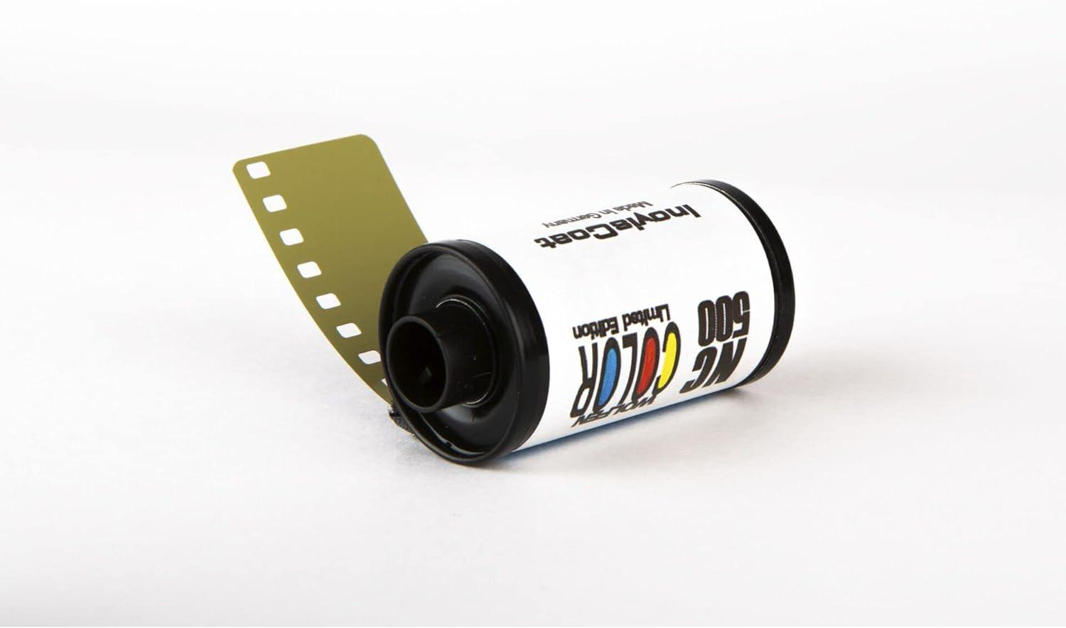 Filmrolle auf weißer Oberfläche, mit Text.