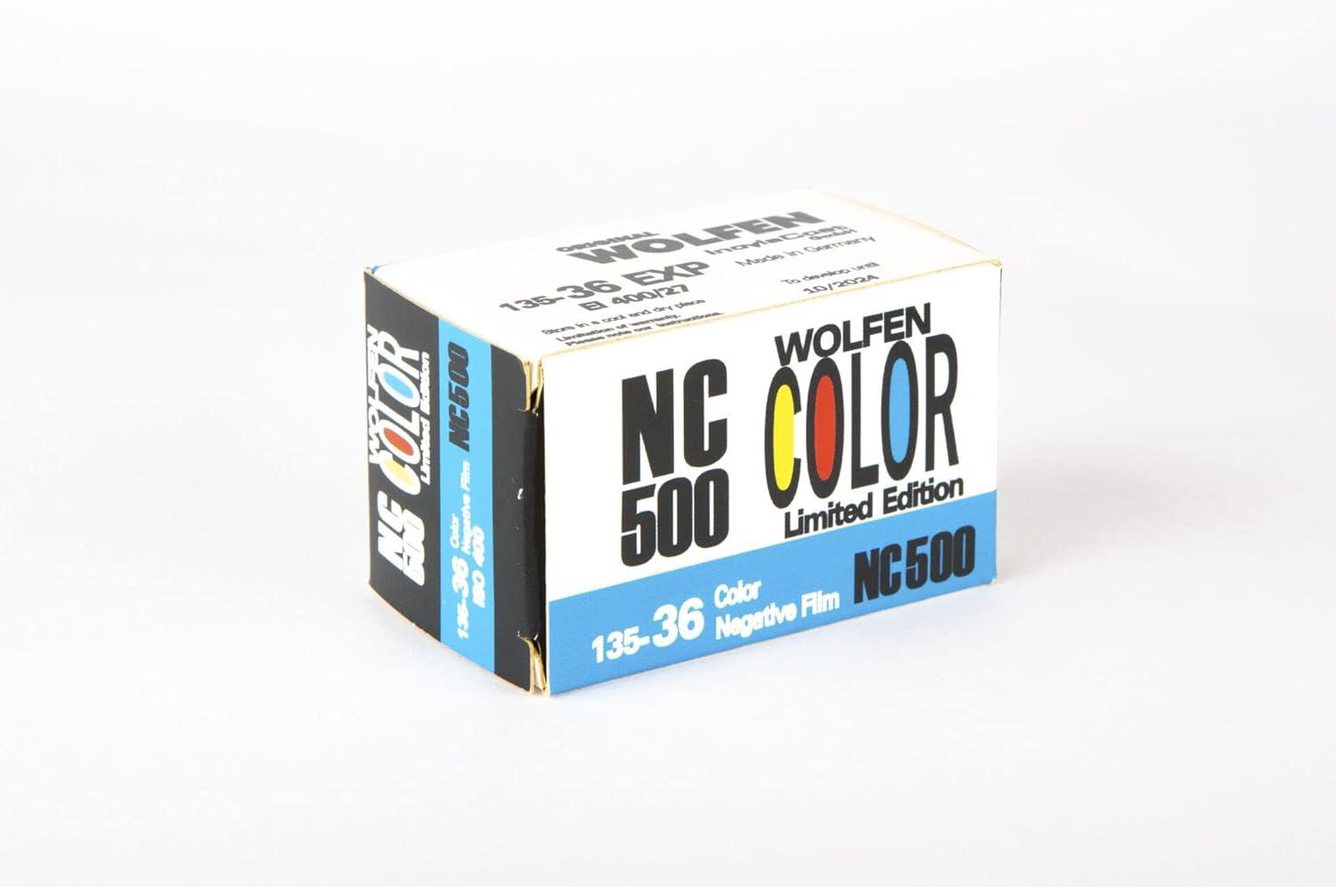 Eine Filmbox mit 'NC 500' darauf. Sie hat blaue, weiße und gelbe Farben.
