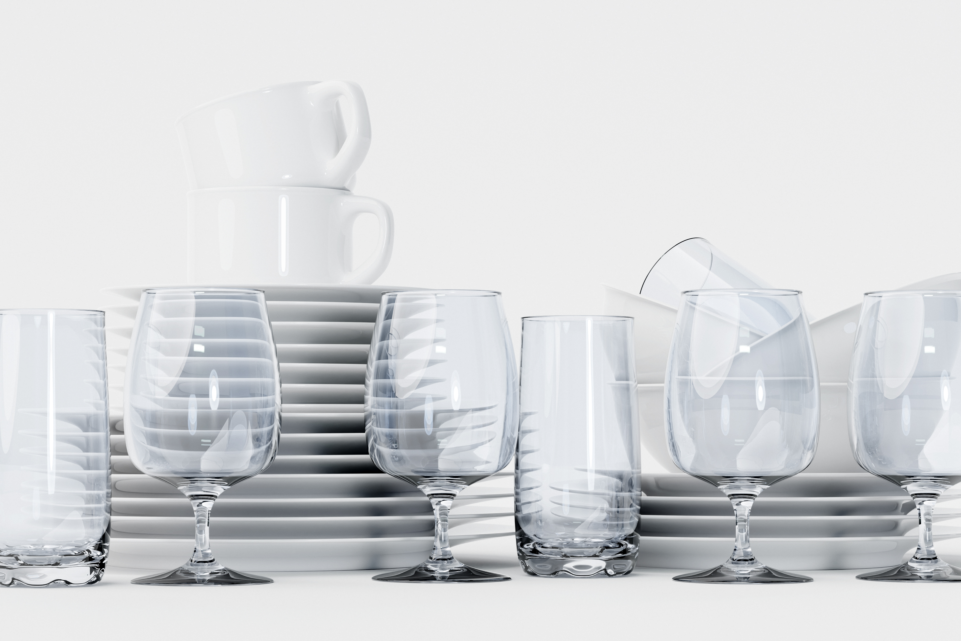 Szklanki, talerze i filiżanki. Niektóre są ułożone w stos, inne wystawione.