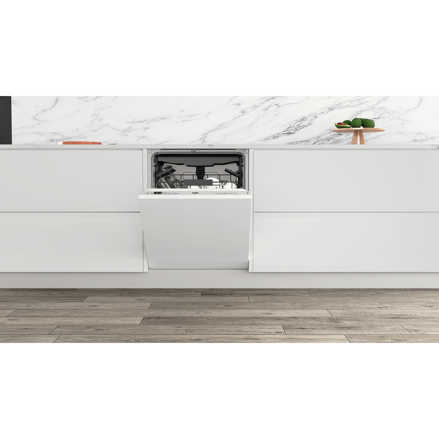 Cucina bianca con lavastoviglie aperta, pavimento in legno e bancone.