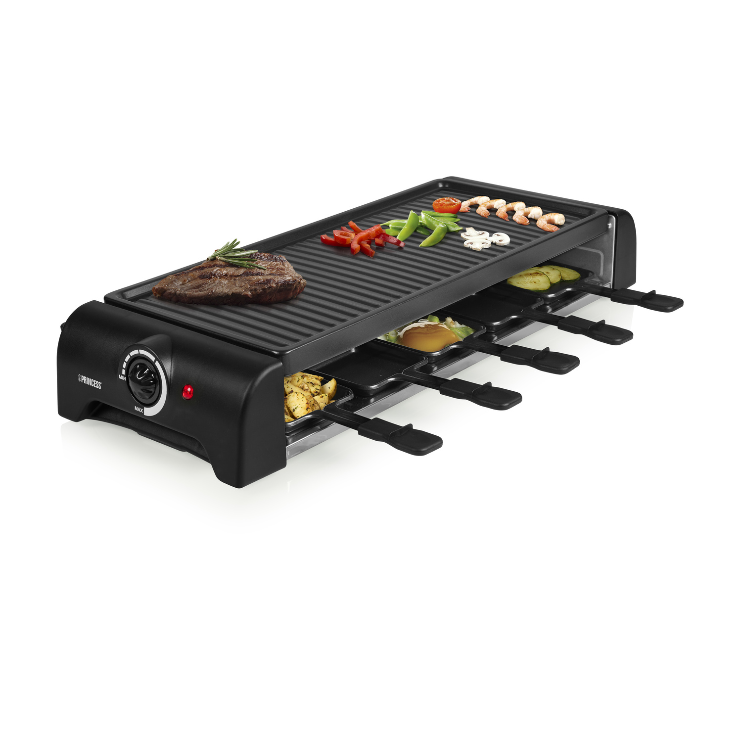 Zwarte raclette grill met eten erop, waaronder biefstuk, garnalen, groenten en aardappelen.