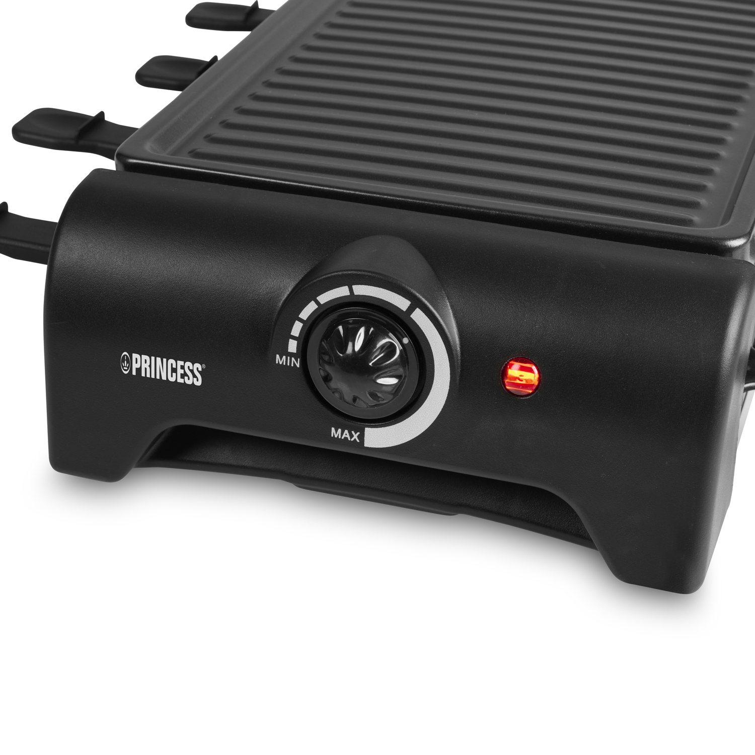 Zwarte raclettegrill met een bedieningsknop met de labels MIN en MAX. Een rood lampje brandt.