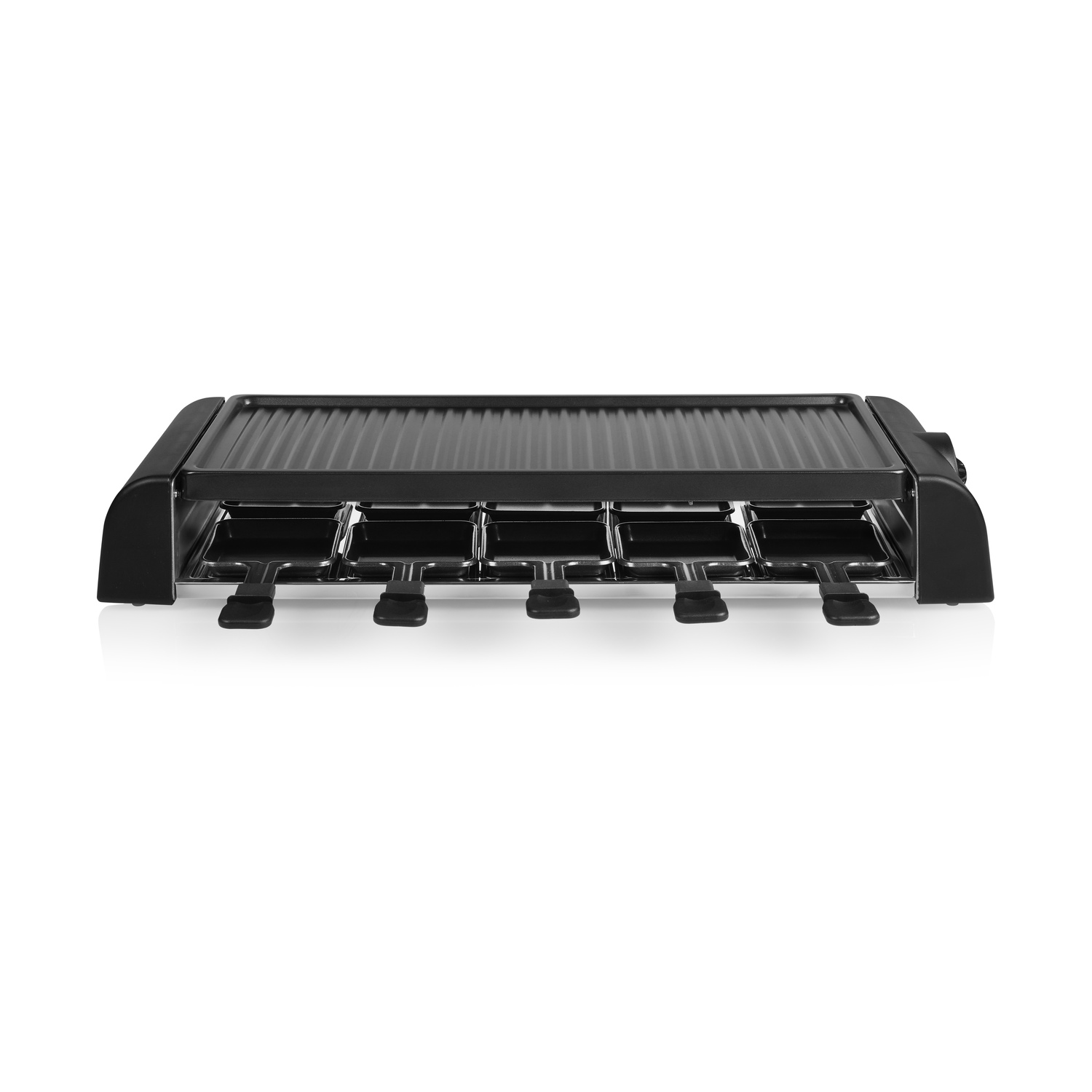 Een zwarte raclette grill met verschillende bakjes, klaar voor gebruik.