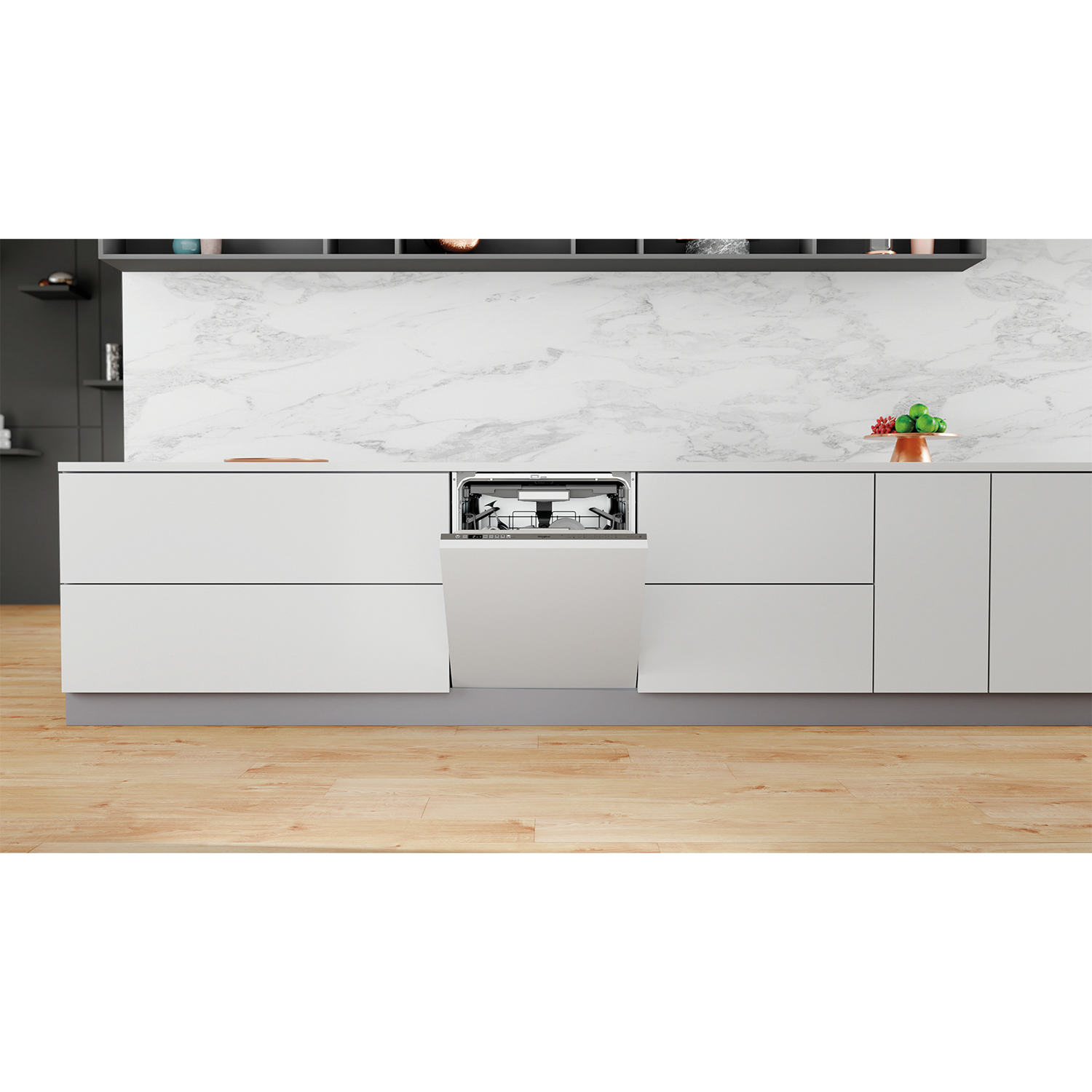 Cucina bianca con lavastoviglie aperta. Pavimento in legno, armadi bianchi e alzatina in marmo.
