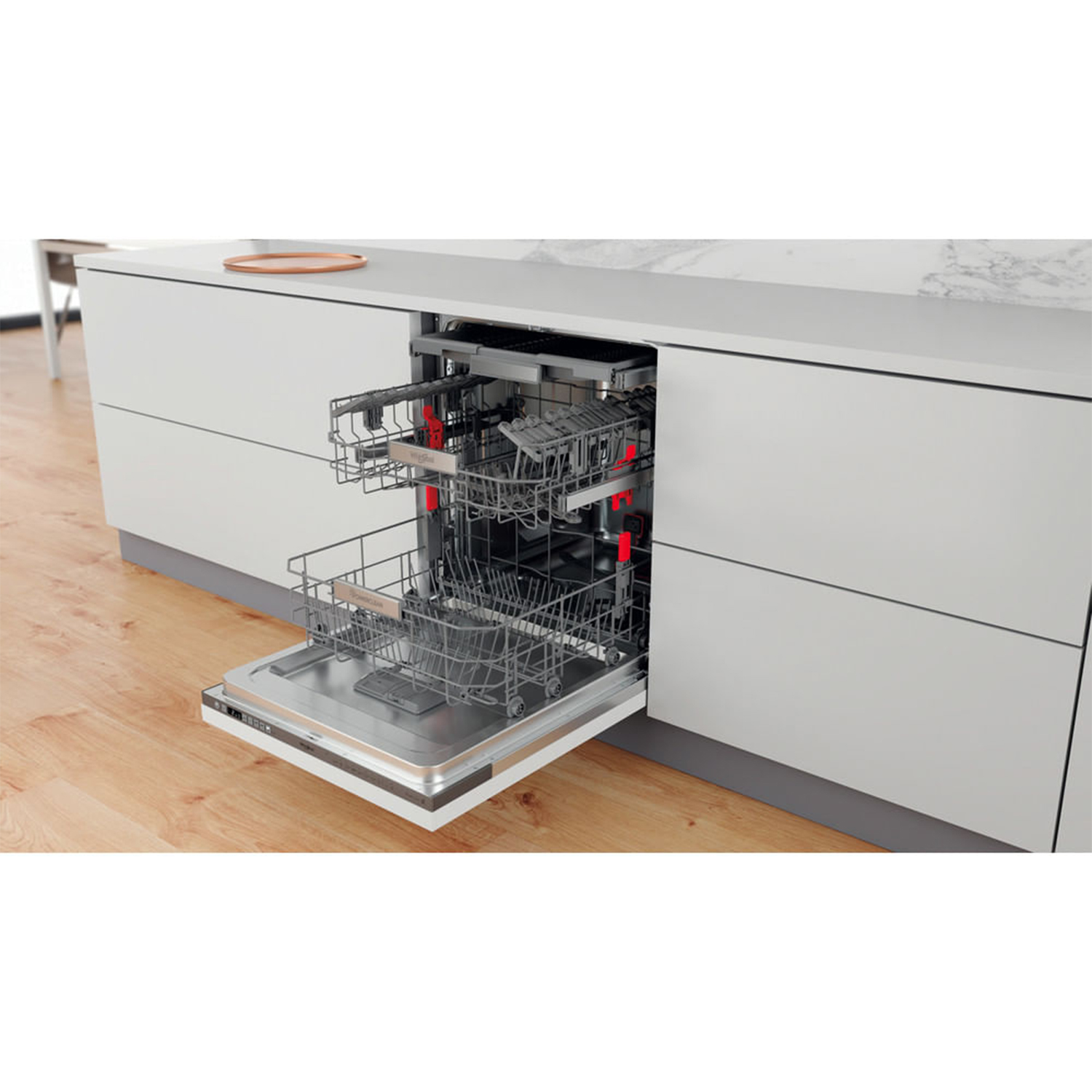 Lavastoviglie bianca con porta aperta, che mostra i ripiani all'interno, in cucina.