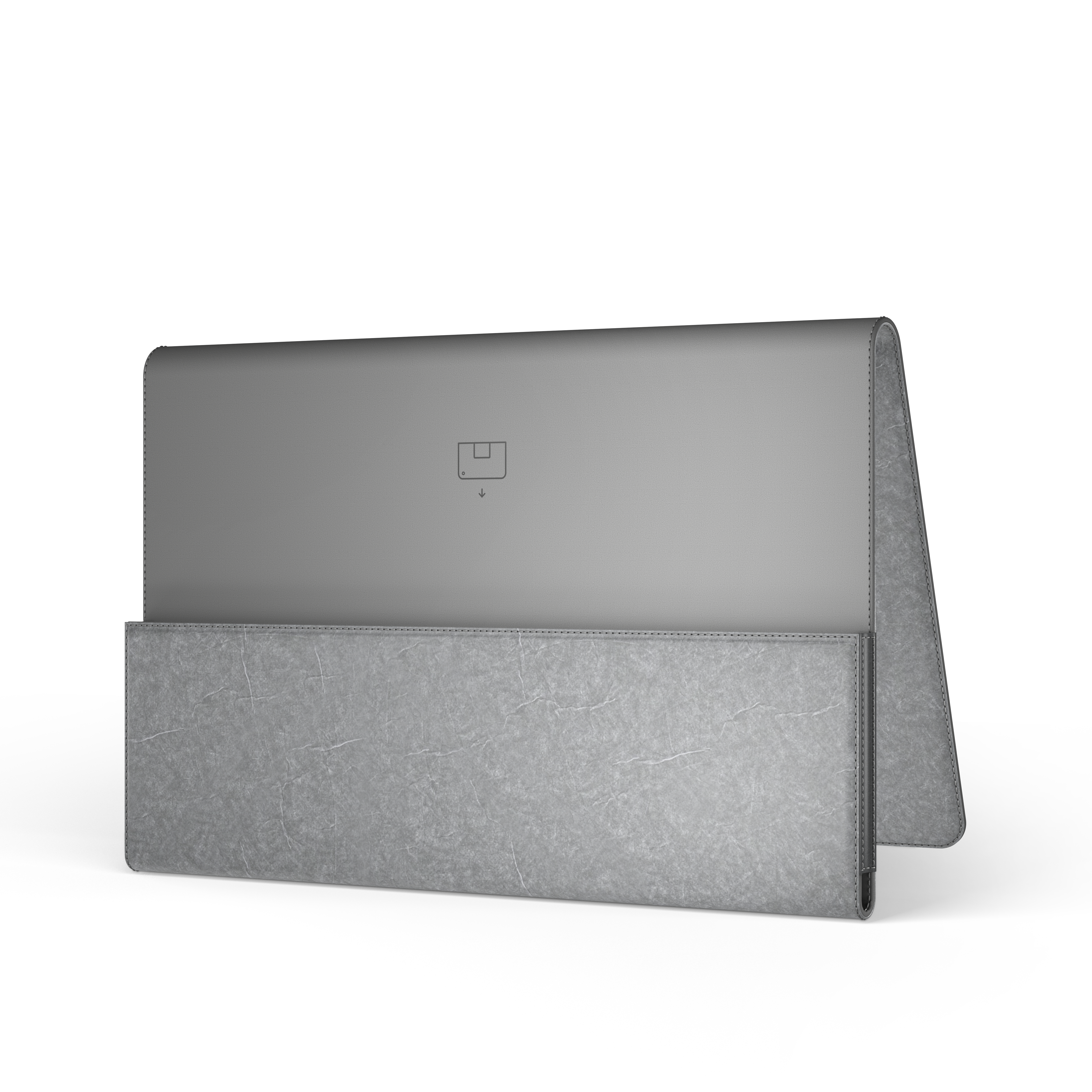 Eine graue Laptop-Hülle. Die Hülle ist zum Aufstellen gefaltet. Ein Logo befindet sich oben. Weißer Hintergrund.