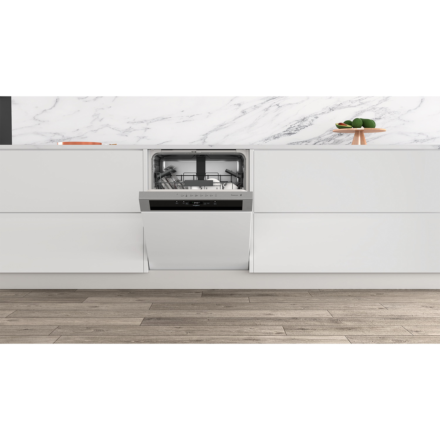 Lavastoviglie incassata in mobili bianchi, porta aperta, interno a vista. Pavimento in legno.