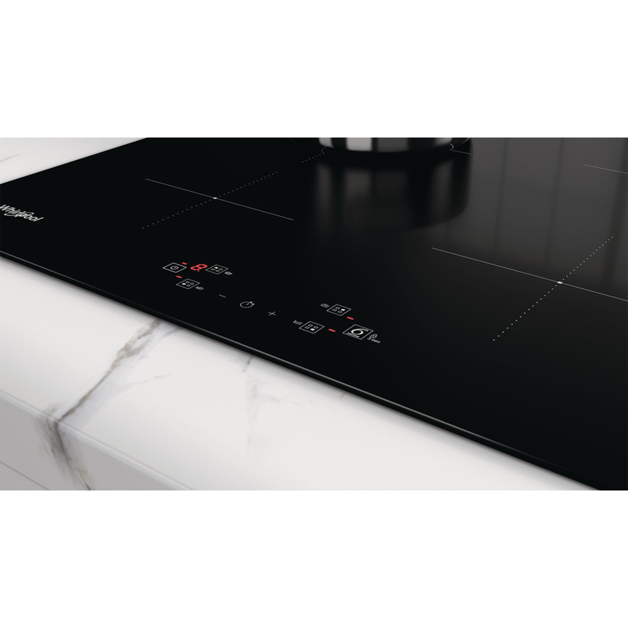 Piano cottura a induzione nero con comandi touch. Visualizza un timer digitale rosso e le impostazioni di cottura.