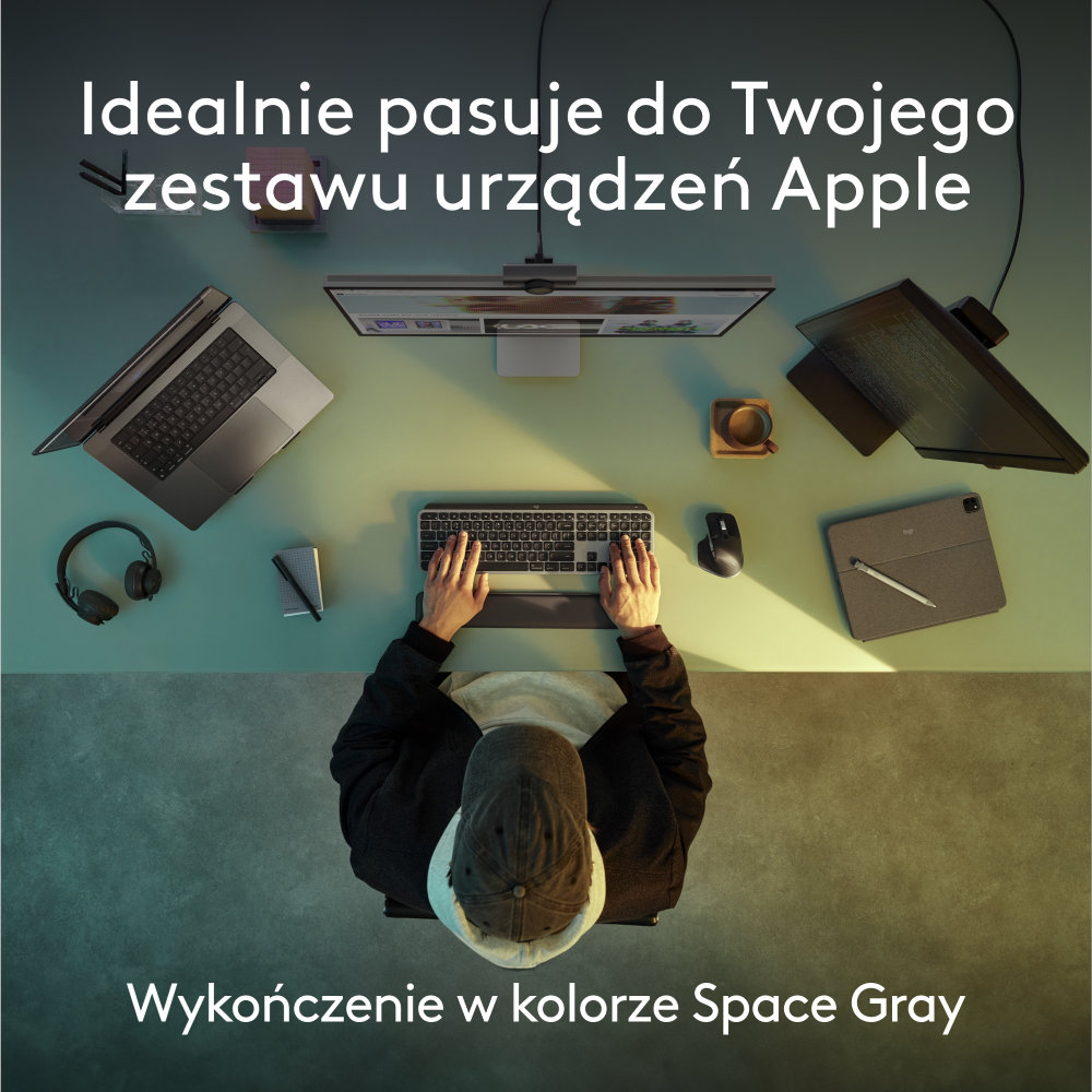 Widok z góry na biurko z urządzeniami i akcesoriami Apple. Ręce osoby na klawiaturze.