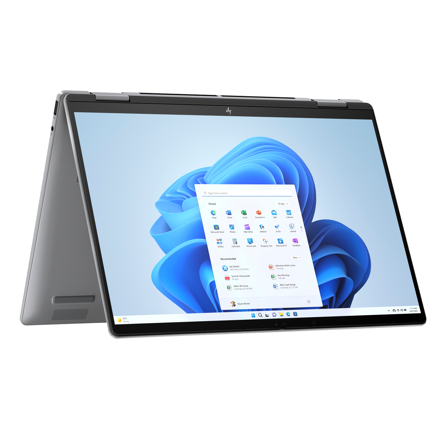 Un ordinateur portable argenté avec un écran ouvert, affichant l'interface Windows 11. L'ordinateur est incliné.
