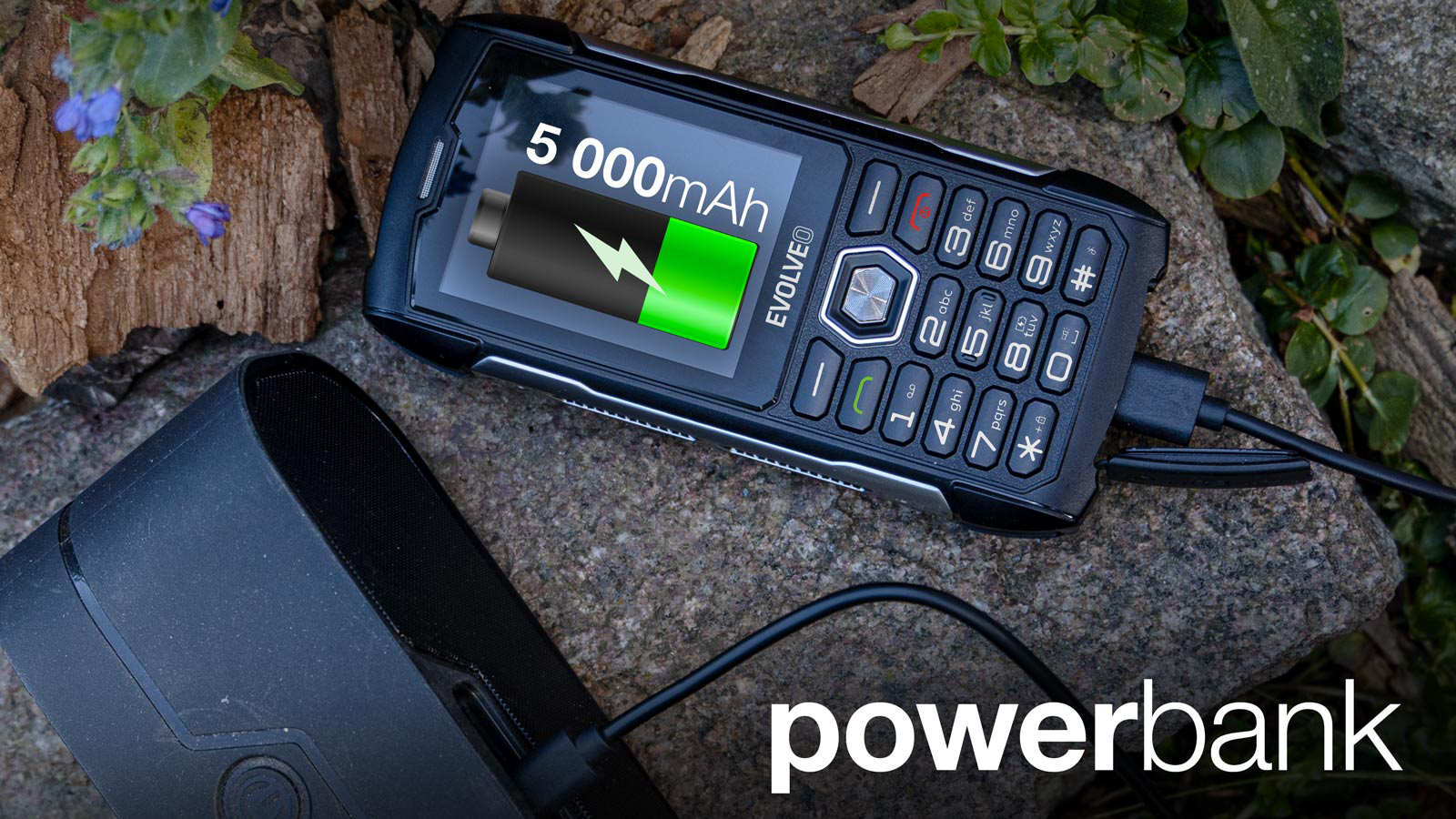 Egy strapabíró telefon egy power bankról tölt, zöld akkumulátor ikonnal.