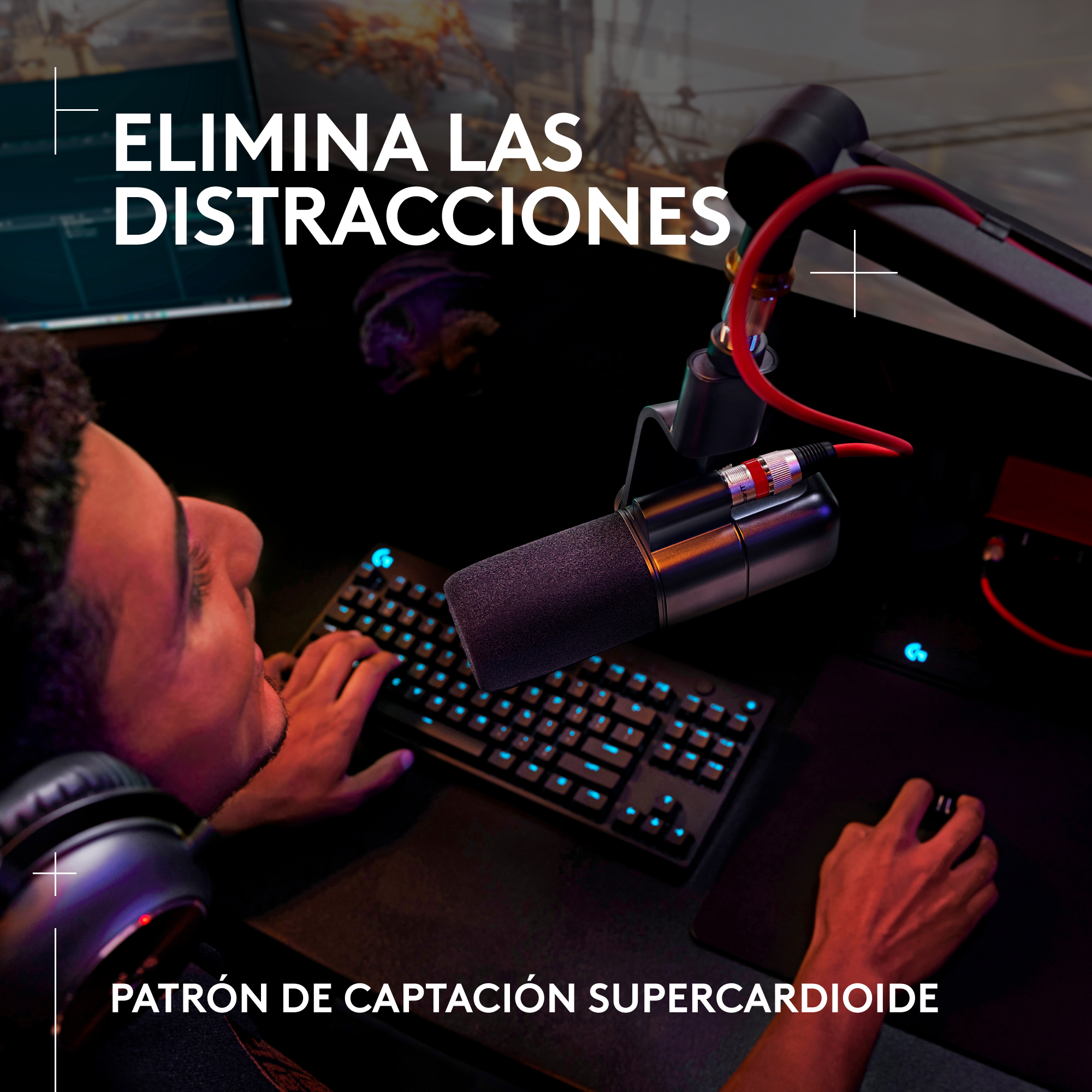 Persona usando un teclado y un ratón, con un micrófono frente a ella.