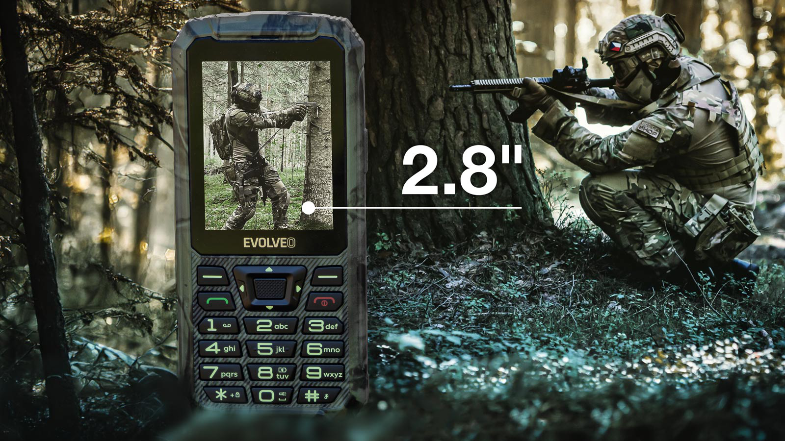 Egy fekete és álcázott telefon egy katonát mutat, amint fegyvert céloz.