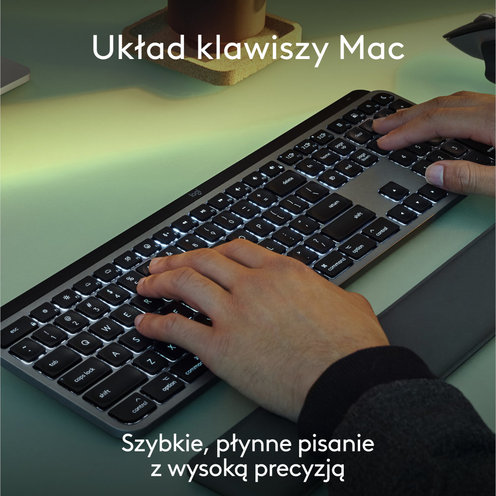 Osoba używająca srebrnej klawiatury Mac, nad nią napis "Układ klawiszy Mac".