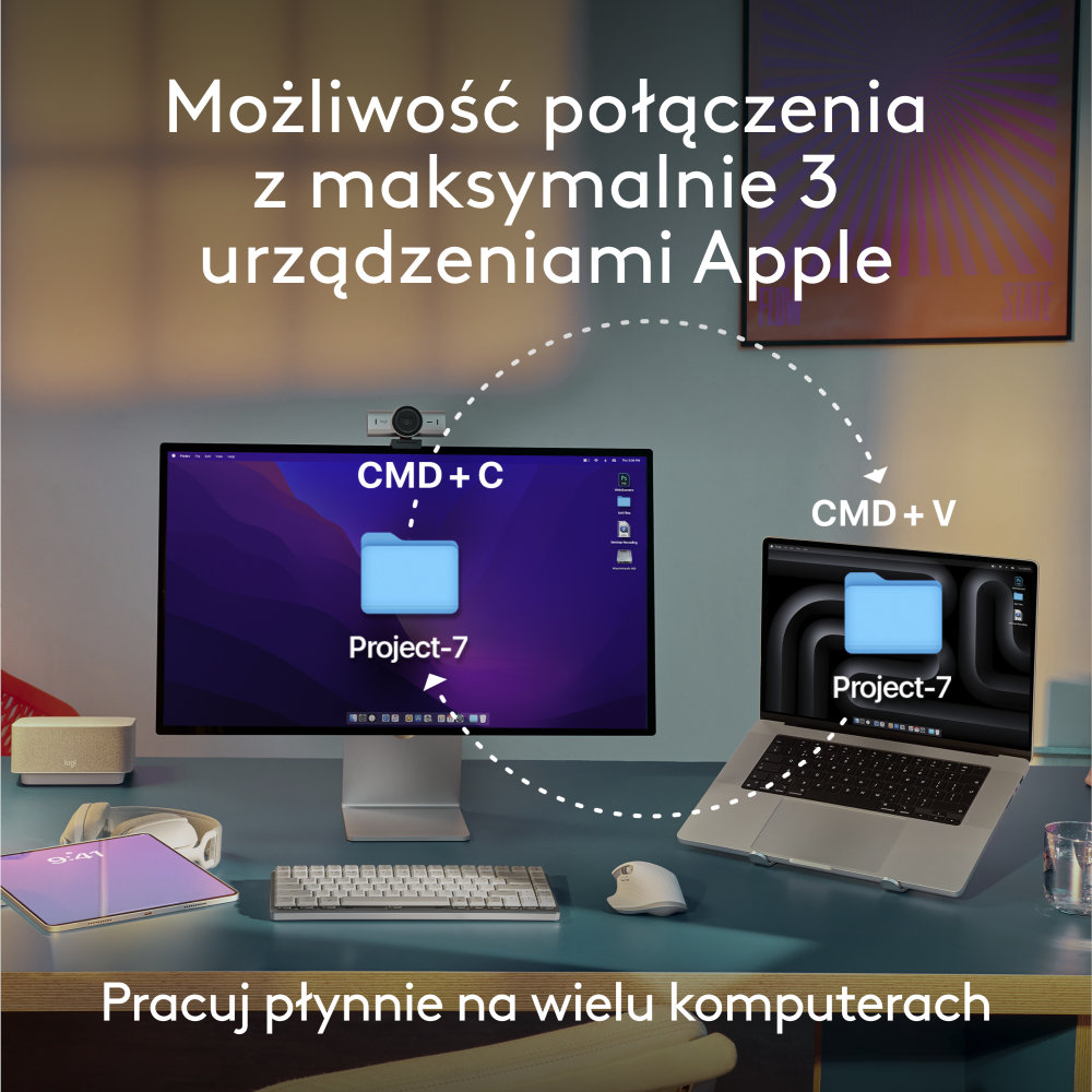 Dwa ekrany pokazujące projekt. MacBook po prawej. Klawiatura i mysz na biurku.